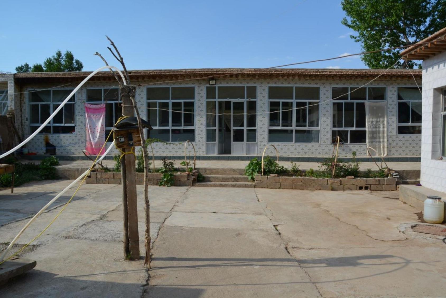 一座崭新的大平房及门前的院子。