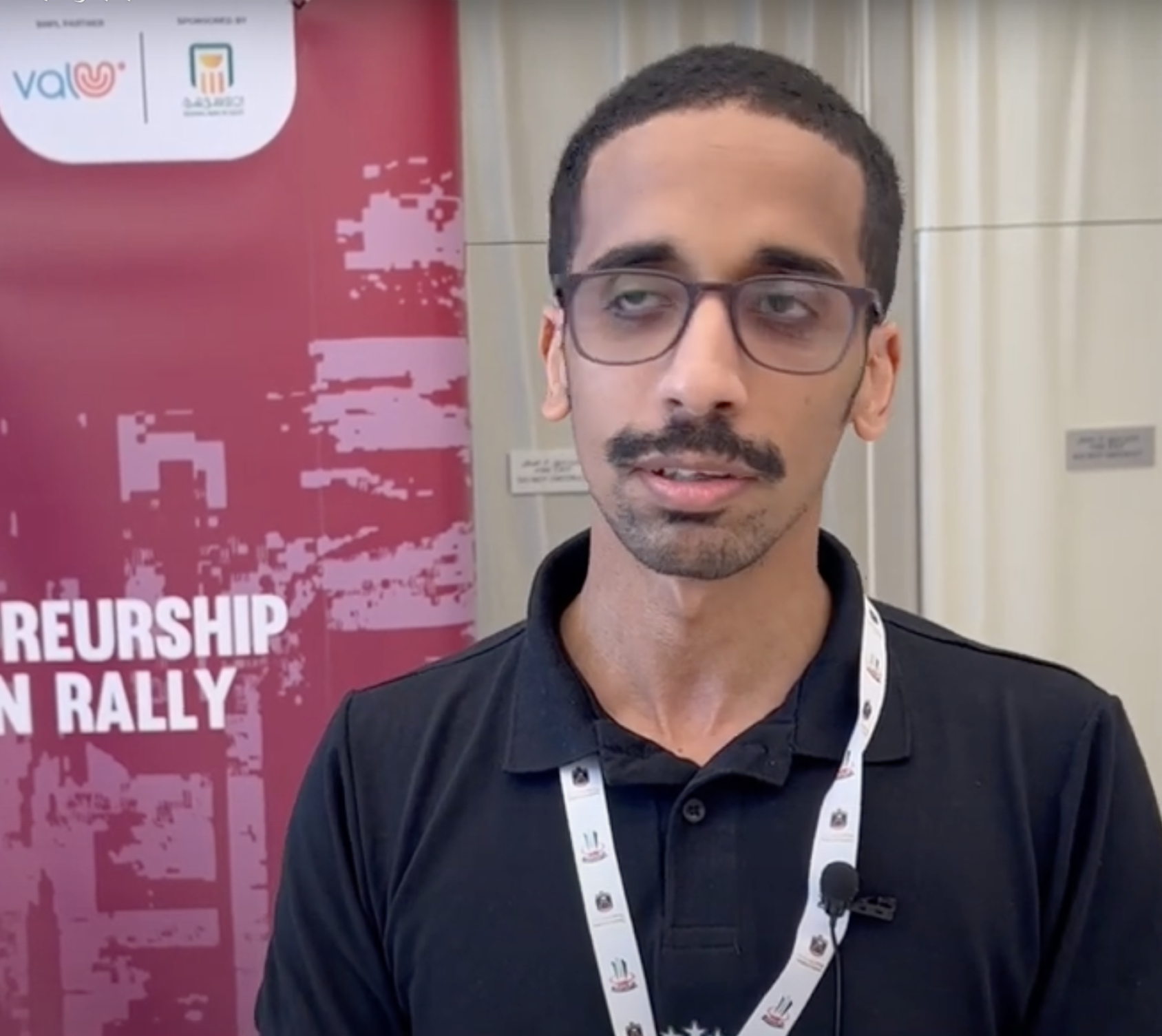 قاز قاسم إبراهيم من قطر أحد مؤسسي مشروع C1-Green بجائزة تقديرية.