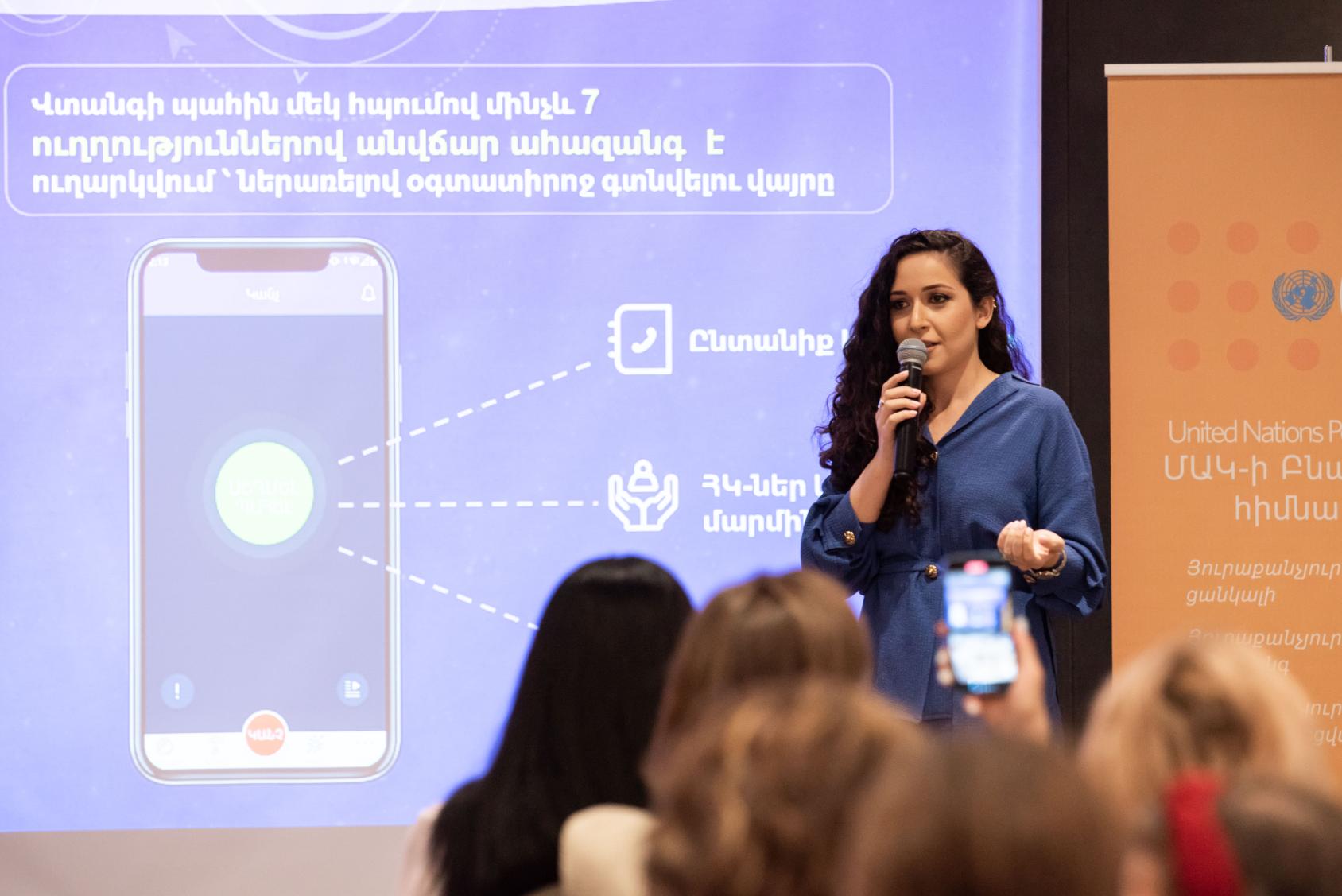 امرأة تتحدث أمام الجمهور.