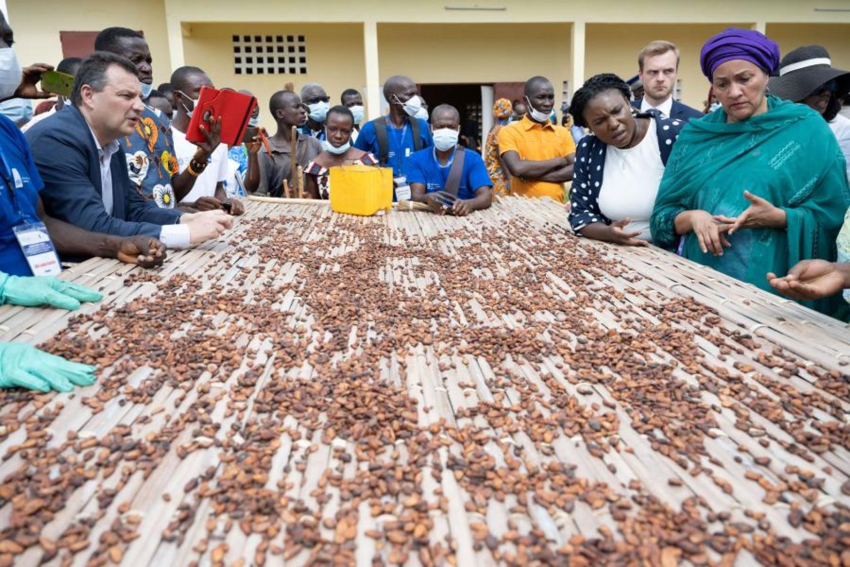 يعرض أعضاء الجمعيات التعاونية والمستفيدين من جمعية الادخار والإقراض القروية في غراند زاتري إنجازاتهم أمام نائبة الأمين العام أمينة محمد.