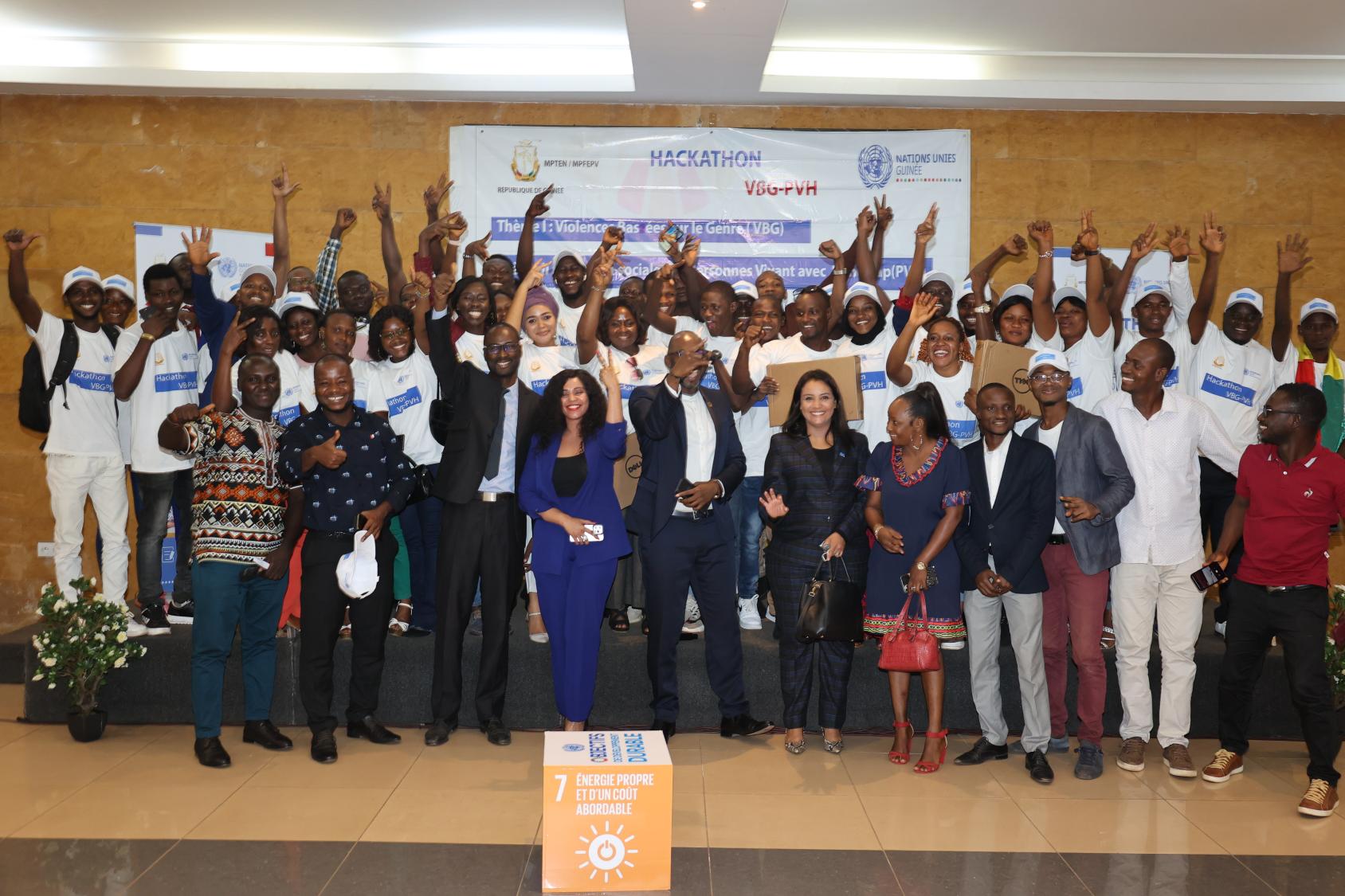 Un grupo de 30 ó 40 personas posan en grupo para la cámara.