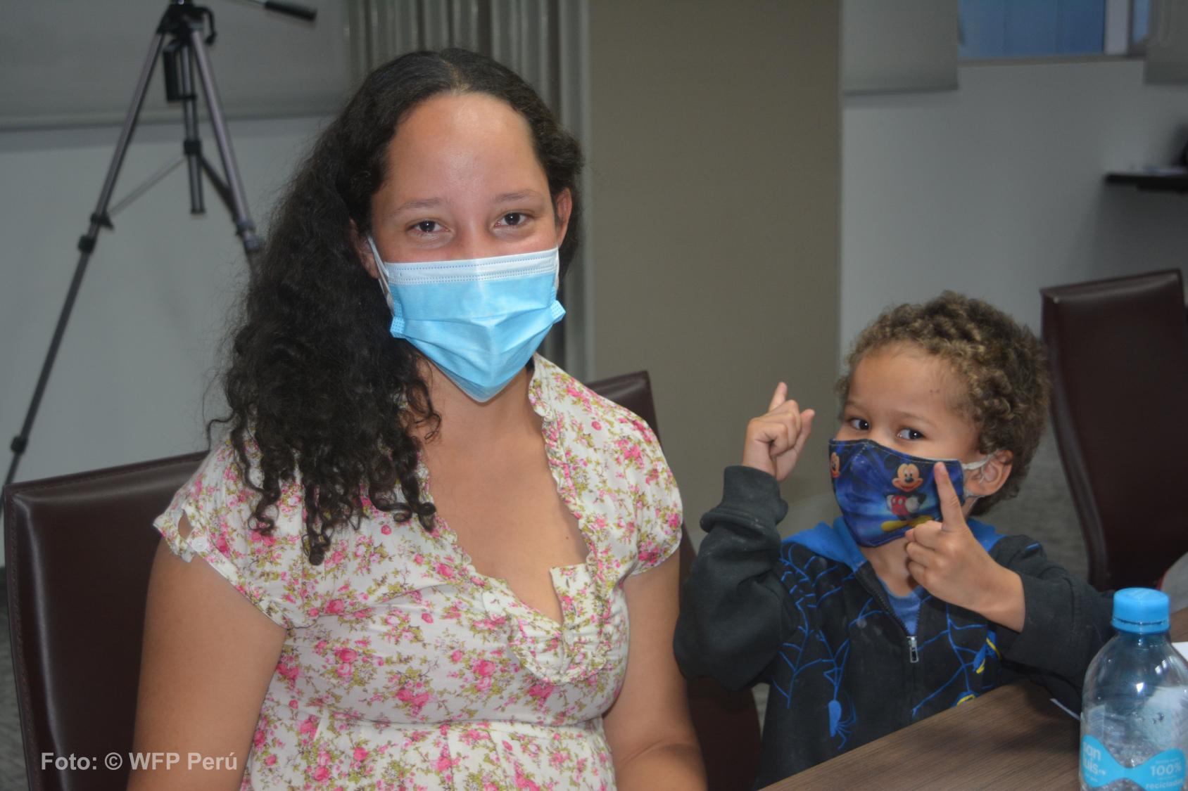 Una mamá y un niño pequeño con sus mascarillas.