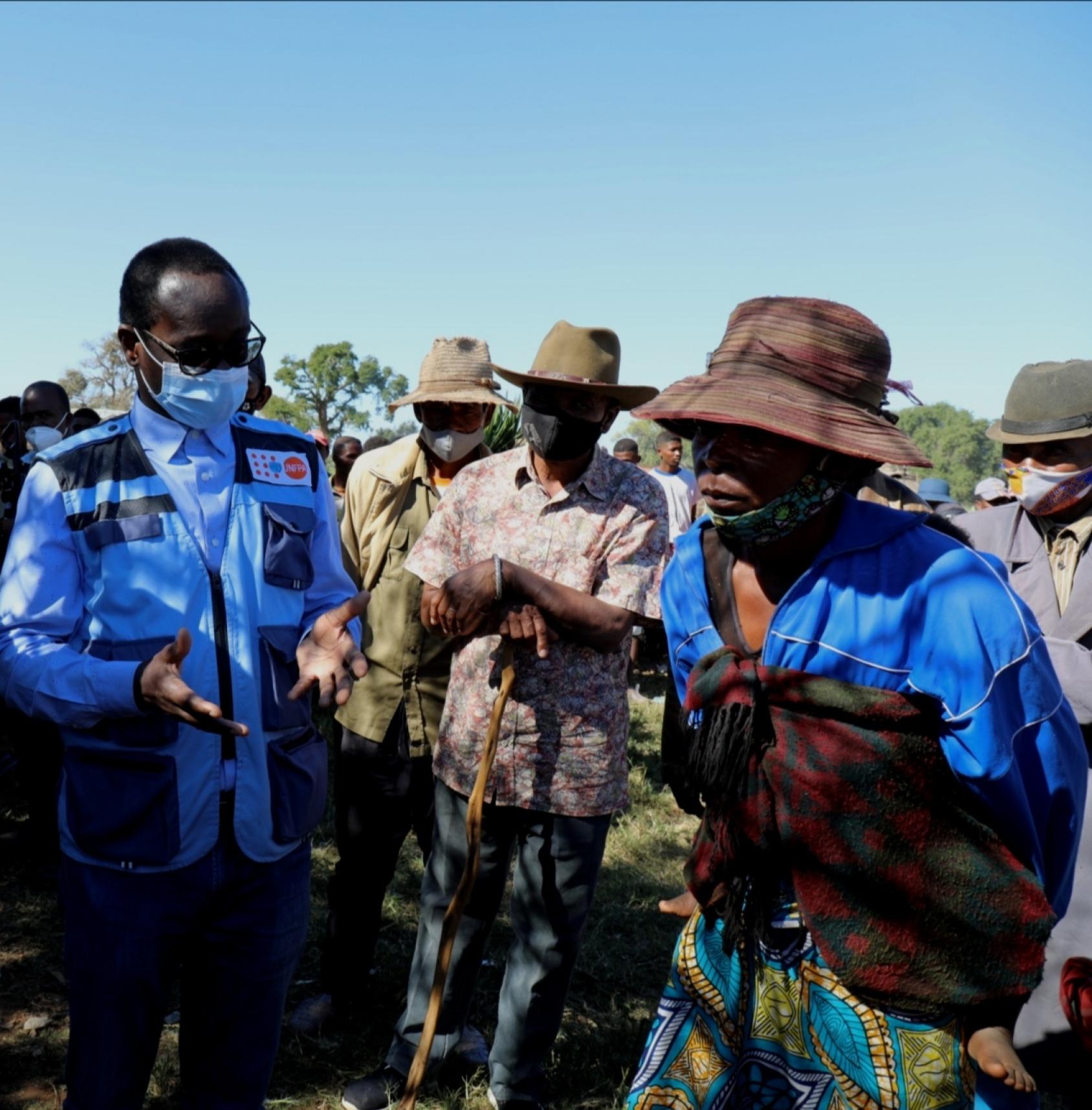 Koffi Kouame, UNFPA Resident Representative in Madagascar and Country Director for Comoros, Mauritius and Seychelles, meets people in the drought-stricken Grand Sud.