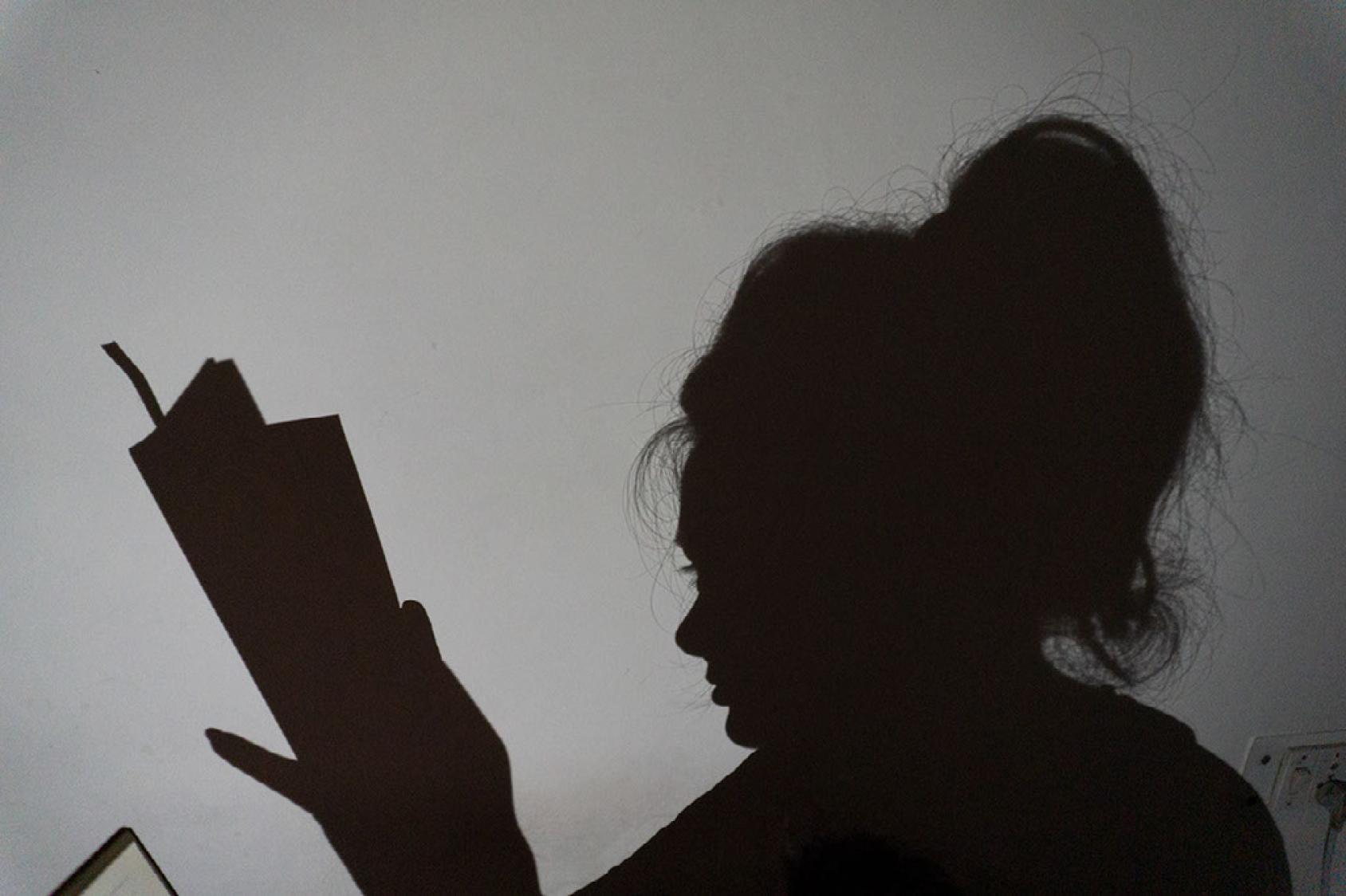 一个看书的女人的剪影