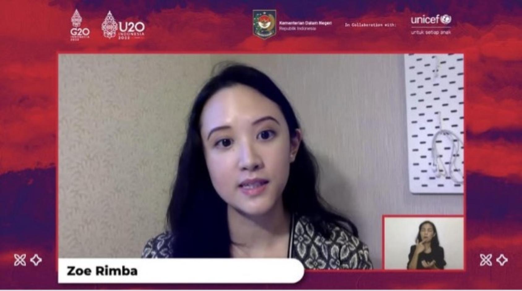 Capture d'écran montrant une jeune bénévole faisant une présentation en ligne sur le thème "Les enfants en milieu urbain en Indonésie" lors d’un webinaire organisé dans le cadre de la plateforme "Urban20" (U20), en mars 2022. 