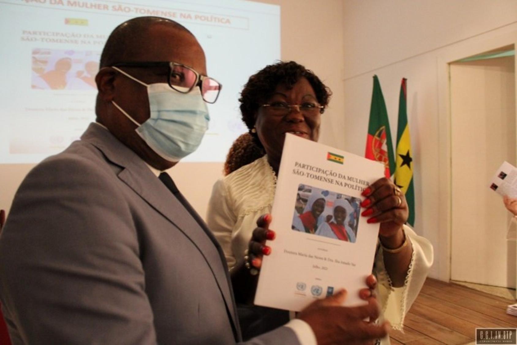 Le Président de l'Assemblée nationale de Sao Tomé-et-Principe reçoit un manuel sur "la participation des femmes en politique" de la main de l’une de ses auteures. 