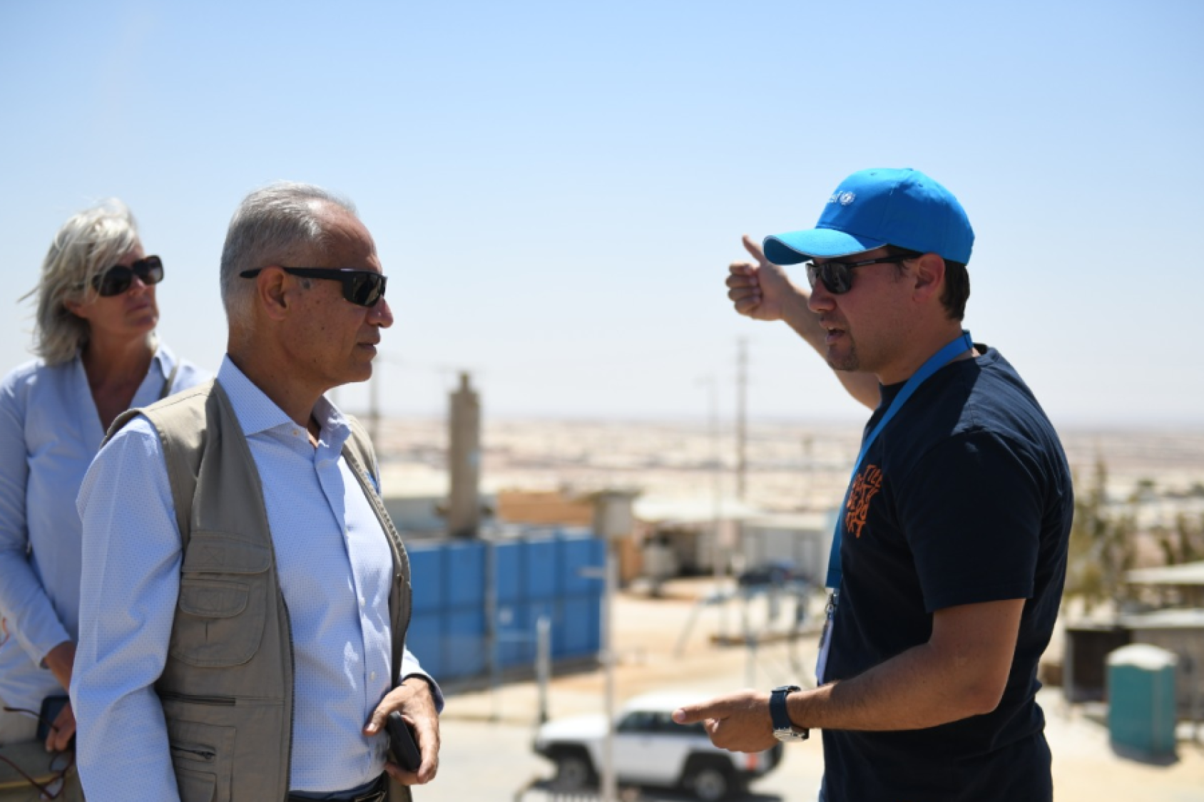 يشرح موظف اليونيسف المسؤول عن توفير المياه والصرف الصحي والنظافة الصحية صالح الشرباتي للمنسق المقيم للأمم المتحدة بالنيابة ومنسق الشؤون الإنسانية غلام إم إيساكزي كيفية عمل إمدادات المياه في مخيم الأزرق.