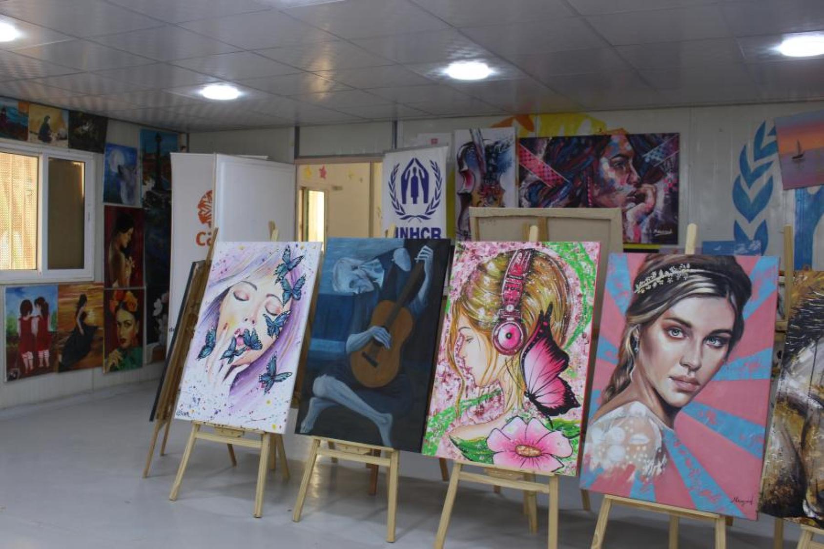معرض للوحات في مخيم الأزرق.