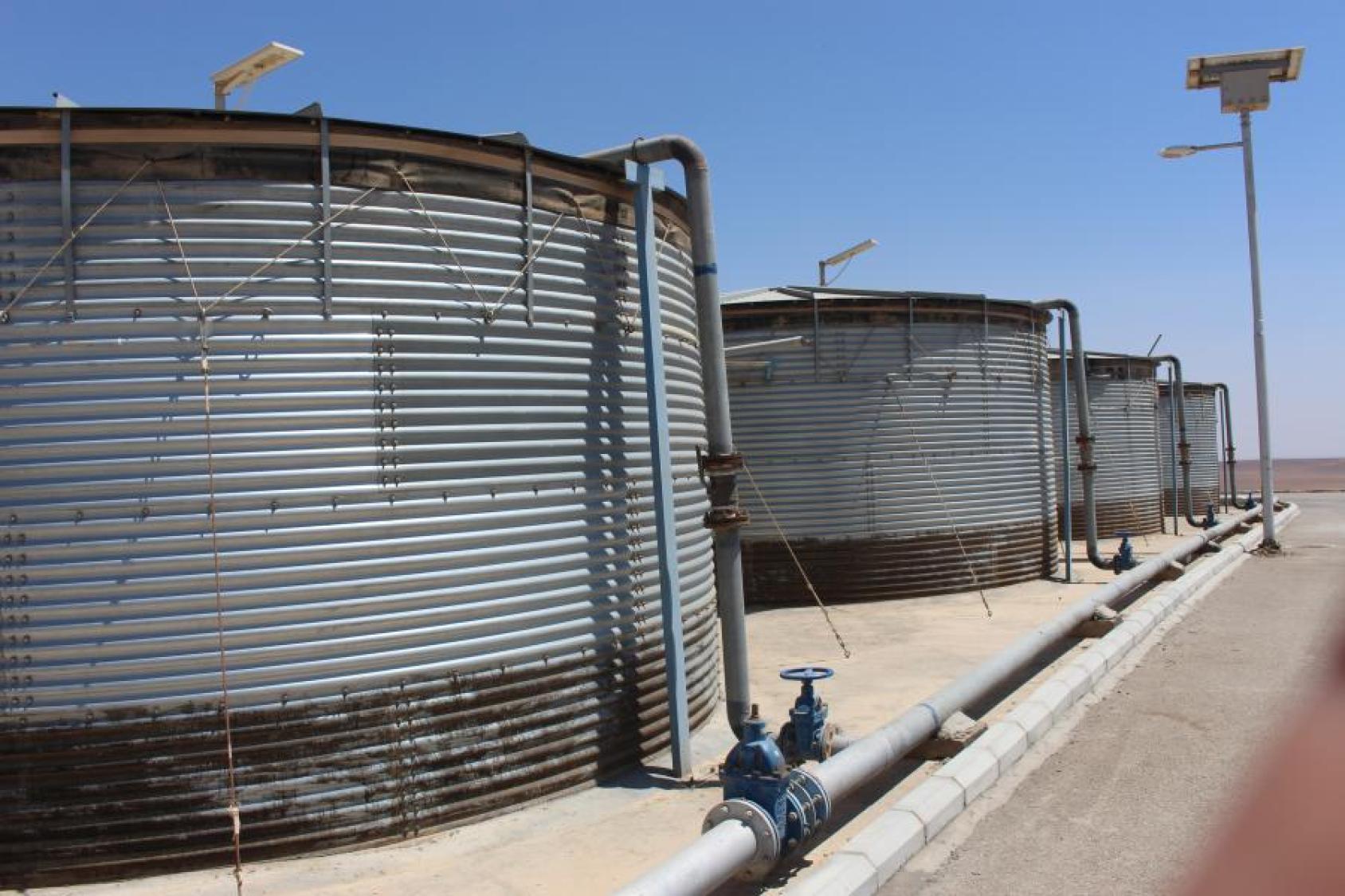 صورة لخزانات مياه كبيرة.