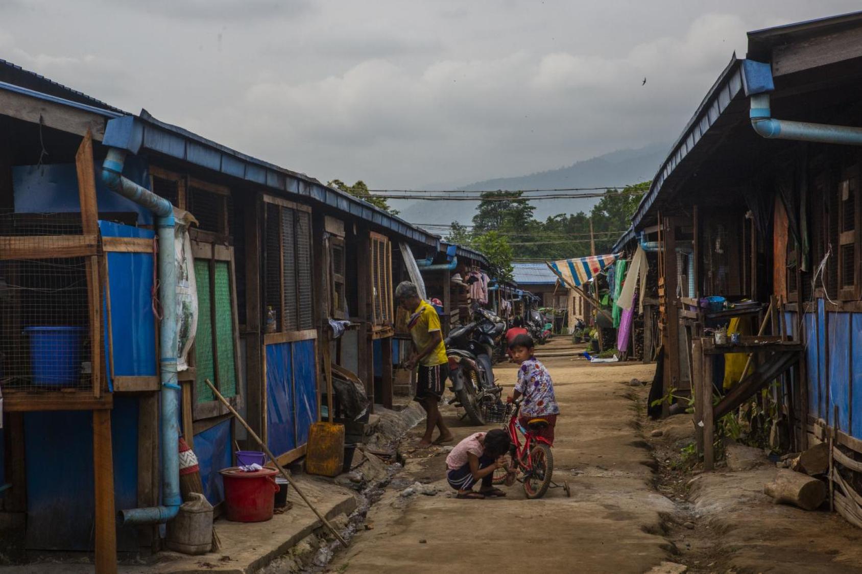 يلعب أطفال في أحد مخيمات المشردين داخليًا في ميتكيينا بولاية كاشين، ميانمار.
