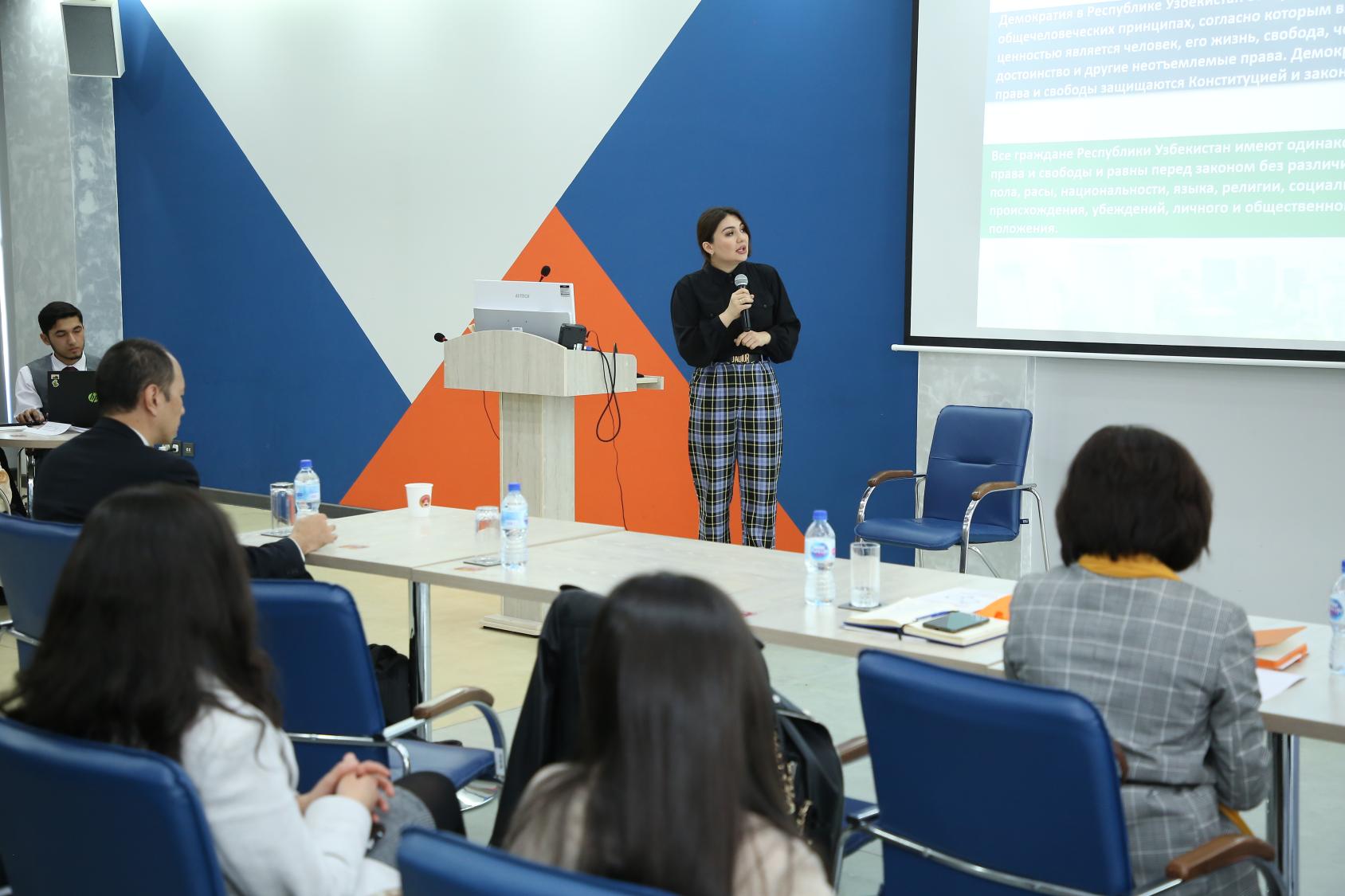 امرأة تتحدث أمام ميكروفون.