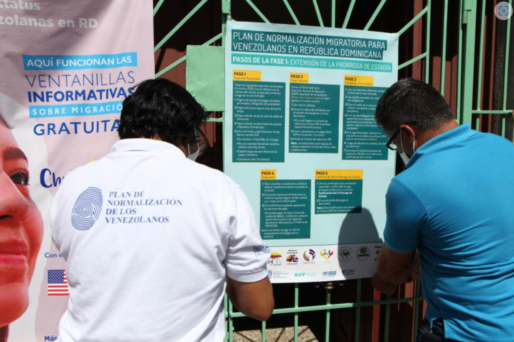 Dos personas trabajando para el Plan de Normalización de los Venezolanos (PNV)