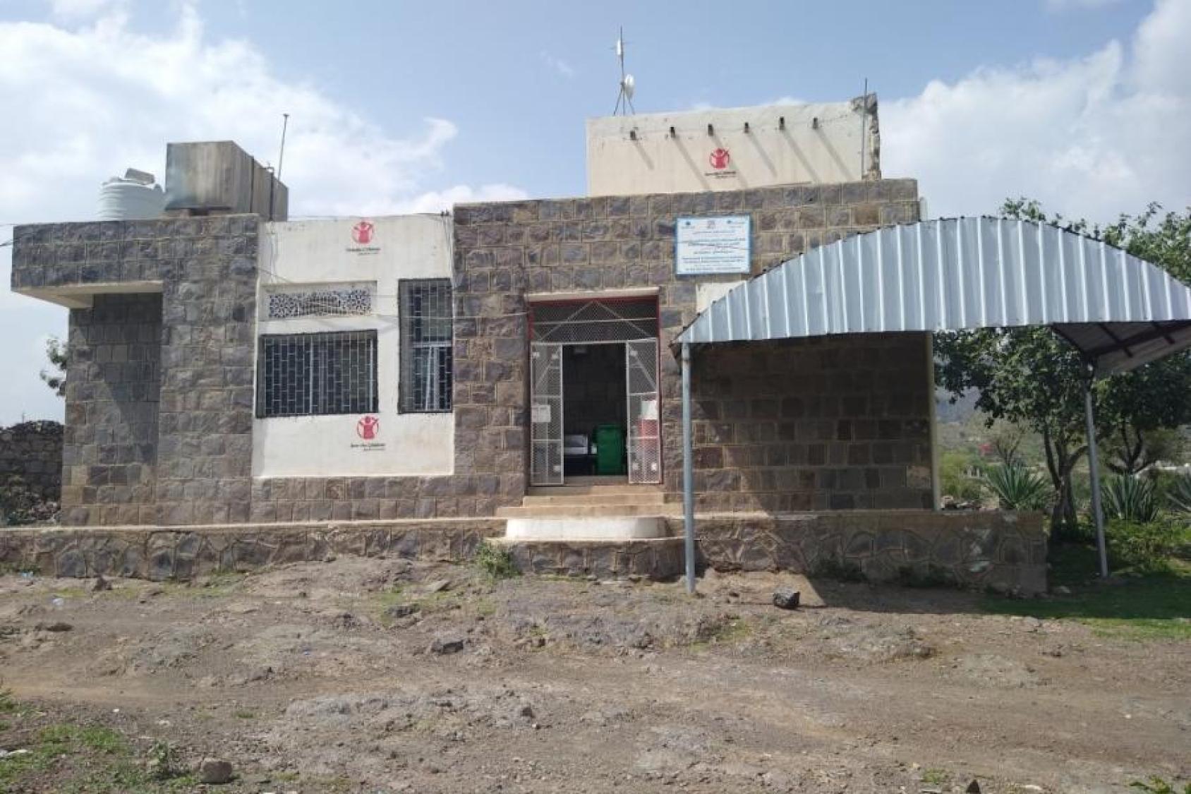  عنوان الصورة: الوحدة الصحية الوحيدة في ناحية الجبزية بمحافظة تعز التي تقدم خدمات الرعاية الصحية لأكثر من 18 ألف شخص. صورة: © برنامج الأمم المتحدة الإنمائي / اليمن 2023