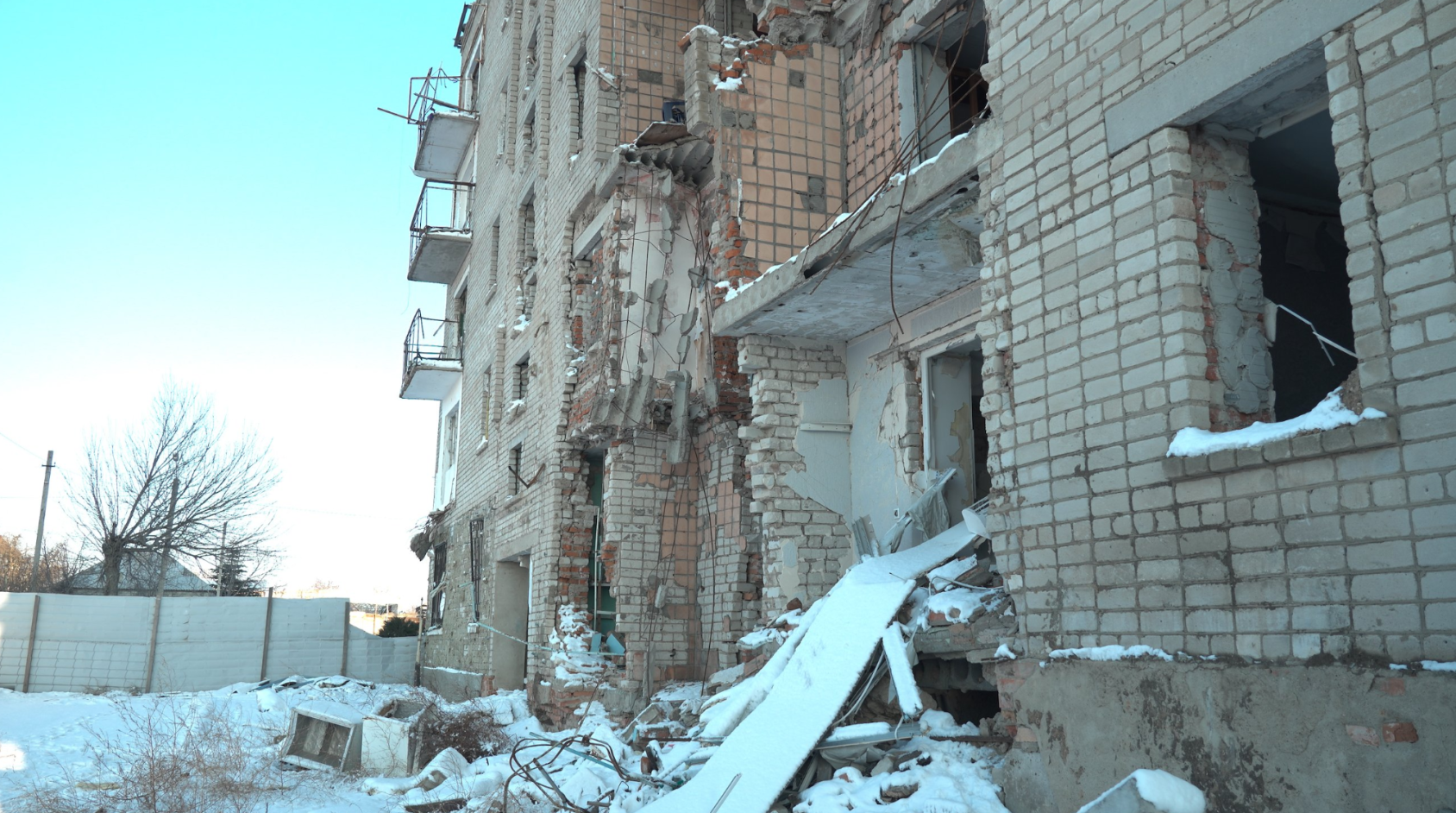 Depuis l’invasion complète de l’Ukraine par la Russie, la population de Voznesensk a subi de graves dommages à ses infrastructures et des perturbations socio-économiques. Plus de 700 bâtiments résidentiels, des établissements de santé et d’enseignement, ainsi que des infrastructures de transport essentielles ont été détruits. Photos : PNUD Ukraine/Liza Pyrozhkova