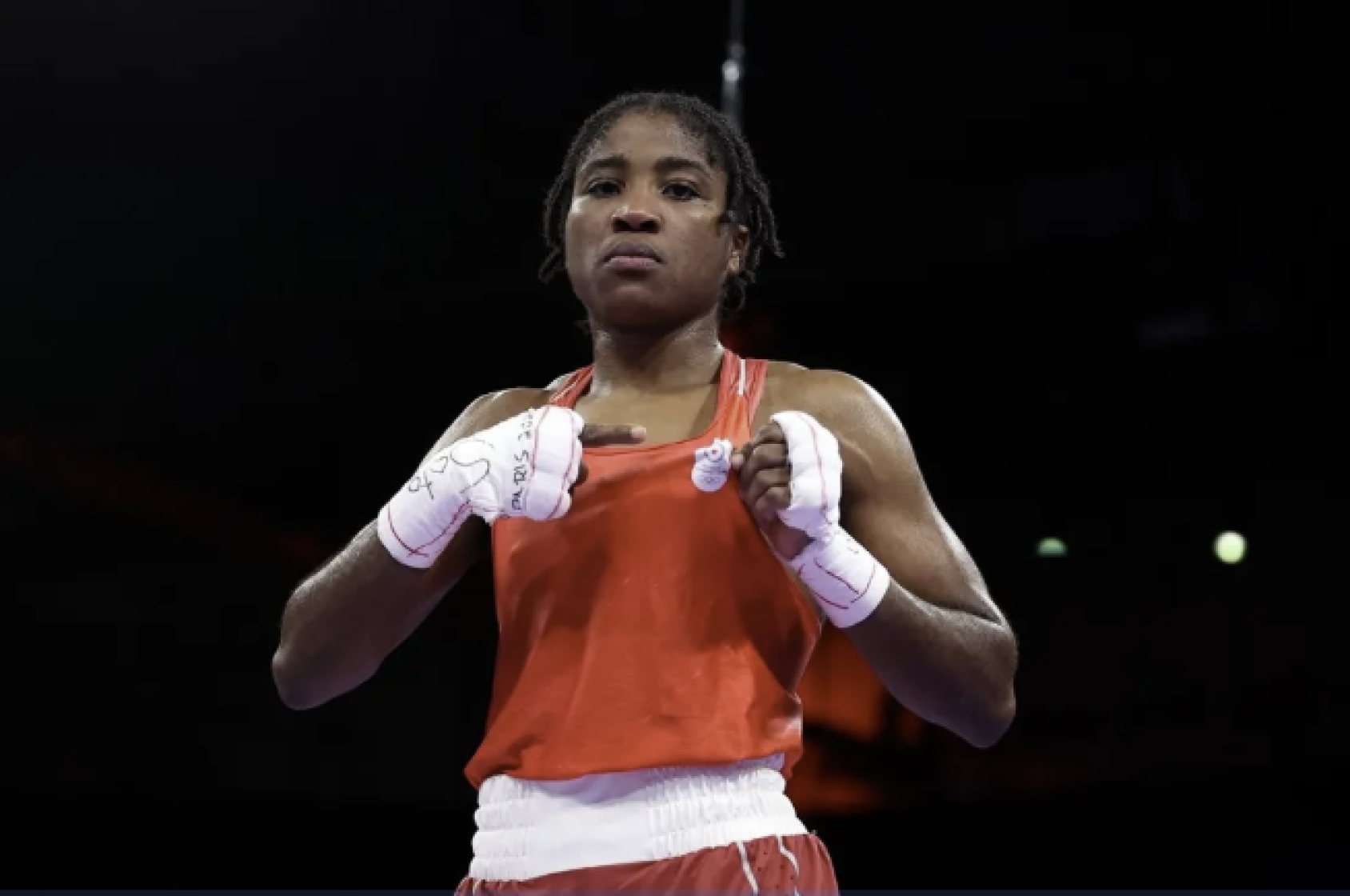 难民代表团女拳击运动员在赛场上