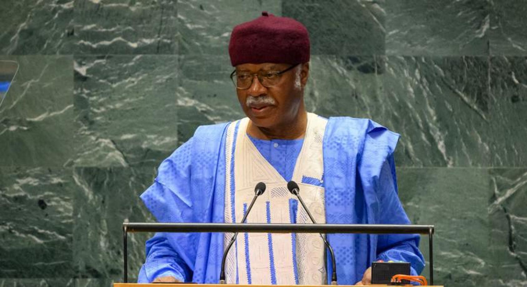 一位国家代表在联合国场合发言