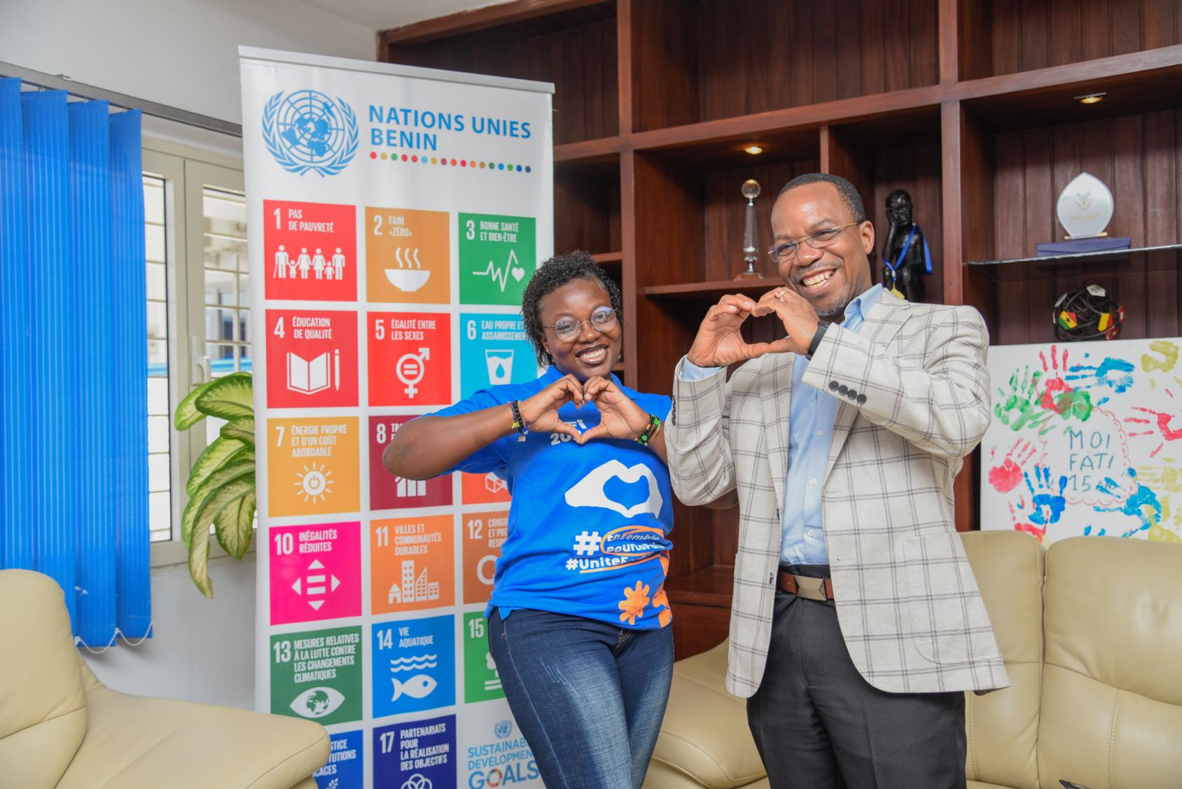 Anastasie Bankolé, dans son rôle de Coordonnatrice résidente des Nations Unies, a reçu dans son bureau le représentant résident de l'UNFPA M. Richmond Tiemoko pour discuter des préoccupations liées aux filles, à la violence basée sur le genre et à l'avenir des jeunes filles. 