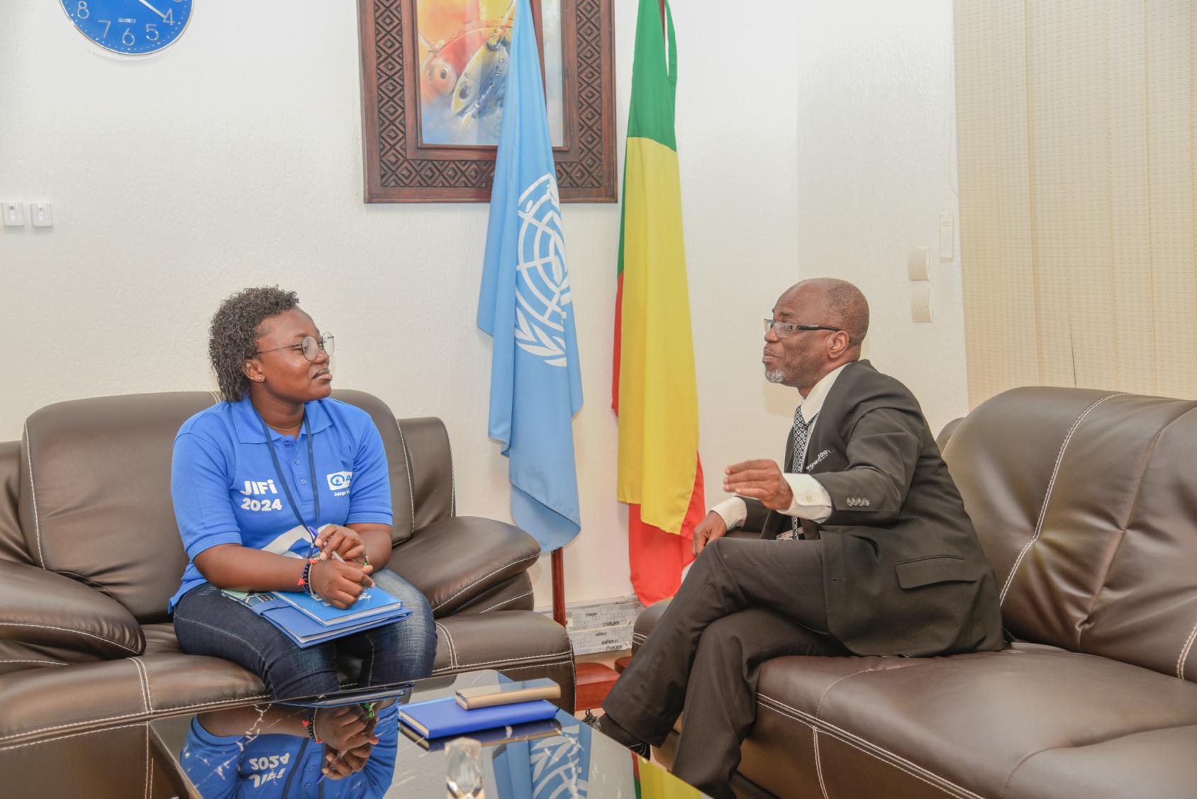Anastasie Bankolé, dans son rôle de Coordonnatrice résidente des Nations Unies, a reçu dans son bureau le représentant résident de l'UNFPA, M. Richmond Tiemoko pour discuter des préoccupations liées aux filles, à la violence basée sur le genre et à l'avenir des jeunes filles. (c) Plan International Bénin, Calébi Soledji