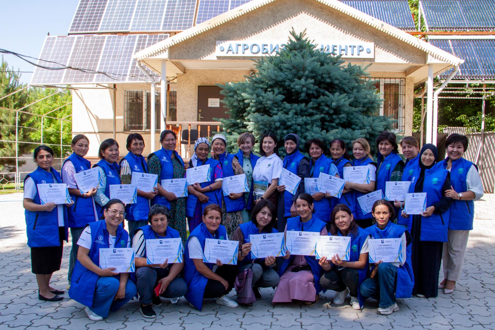 En donnant aux femmes rurales les outils et les connaissances nécessaires pour mener des projets agricoles, la FAO soutient l’égalité des chances et renforce la stabilité économique et l’indépendance des femmes. ©FAO/Didar Salimbayev