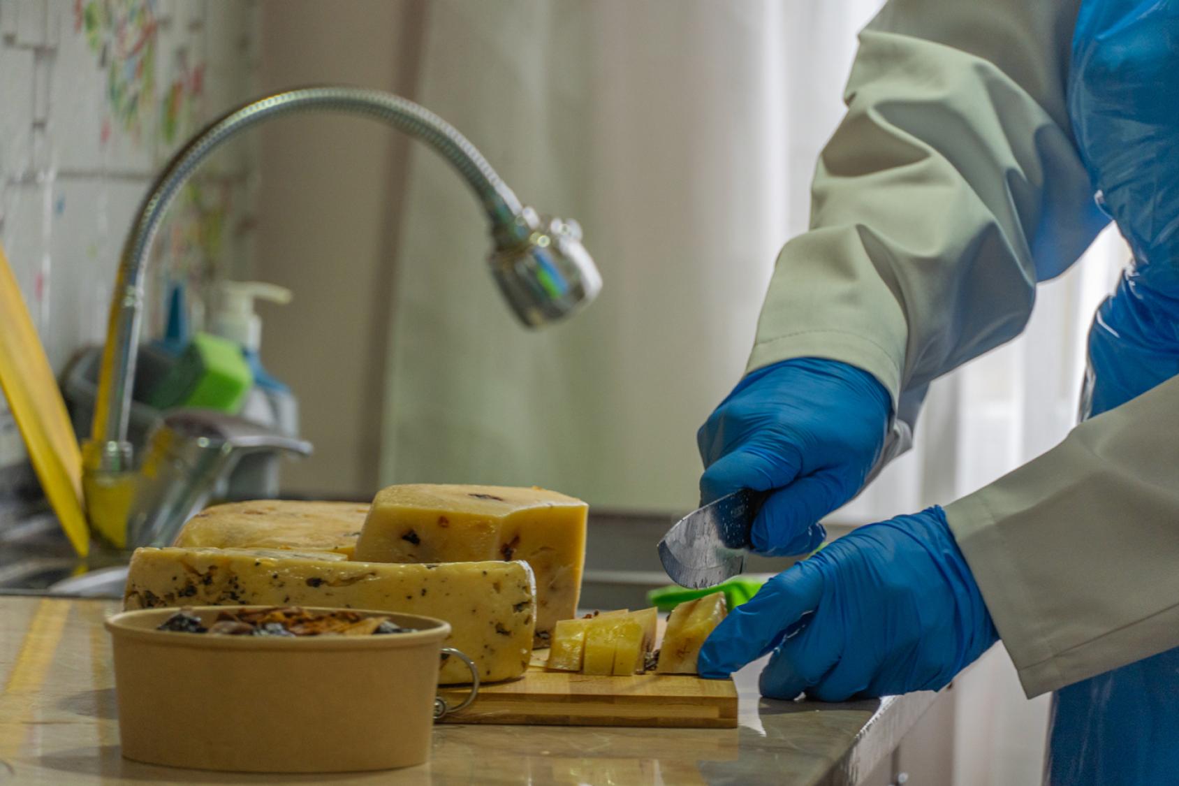 Bien qu’elle ait 30 années d’expérience en tant que productrice laitière, Nino a tout de même acquis de nouvelles connaissances grâce à l’école pratique d’agriculture de la FAO, qui s’est tenue dans son exploitation avec la participation de 30 agricultrices. ©FAO/Guram Saqvarelidze