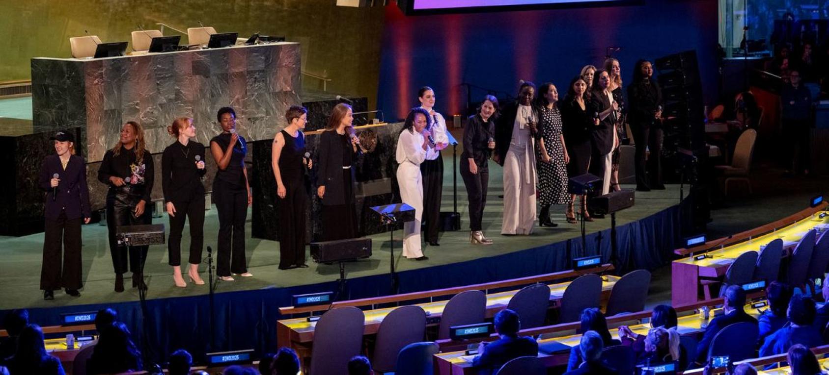 一群人在舞台上表演，百老汇音乐剧《SUFFs》全体演员在大会堂进行现场表演。