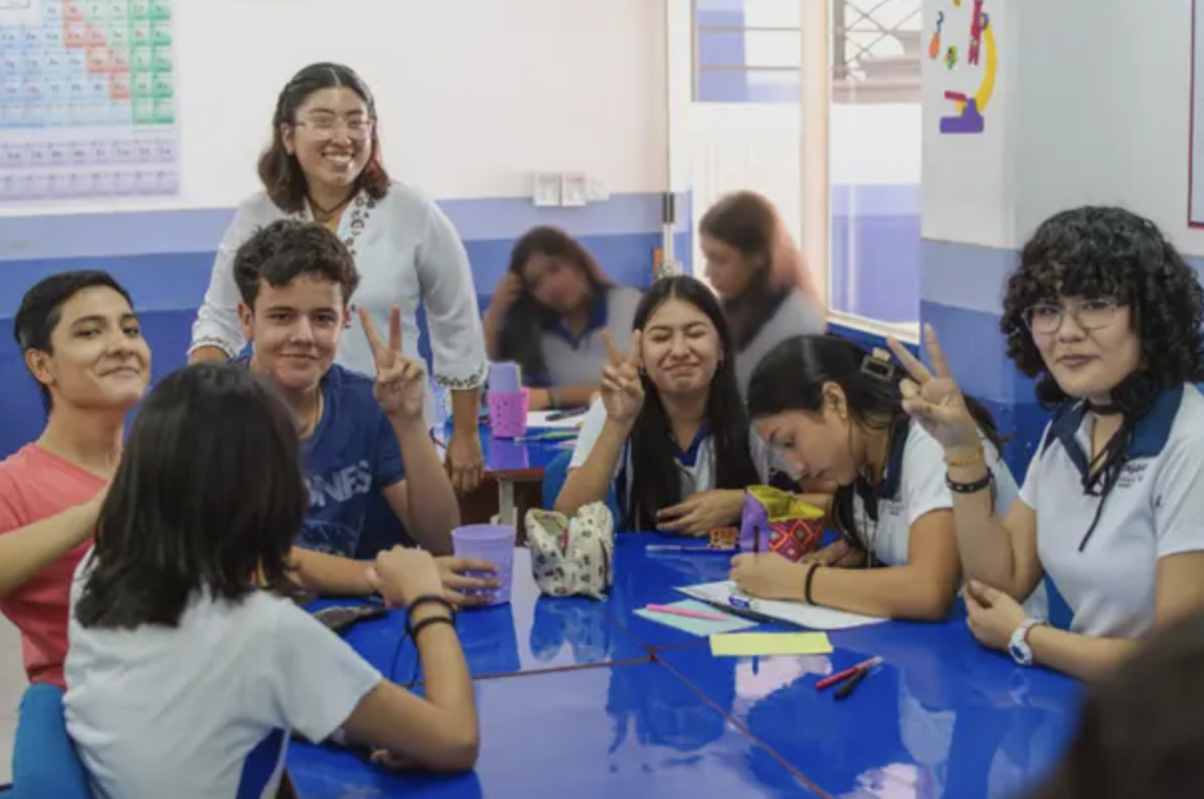 一群孩子在课堂上讨论