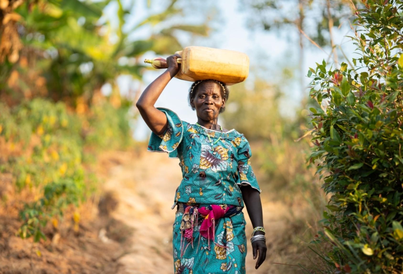 Женщина идет через лес