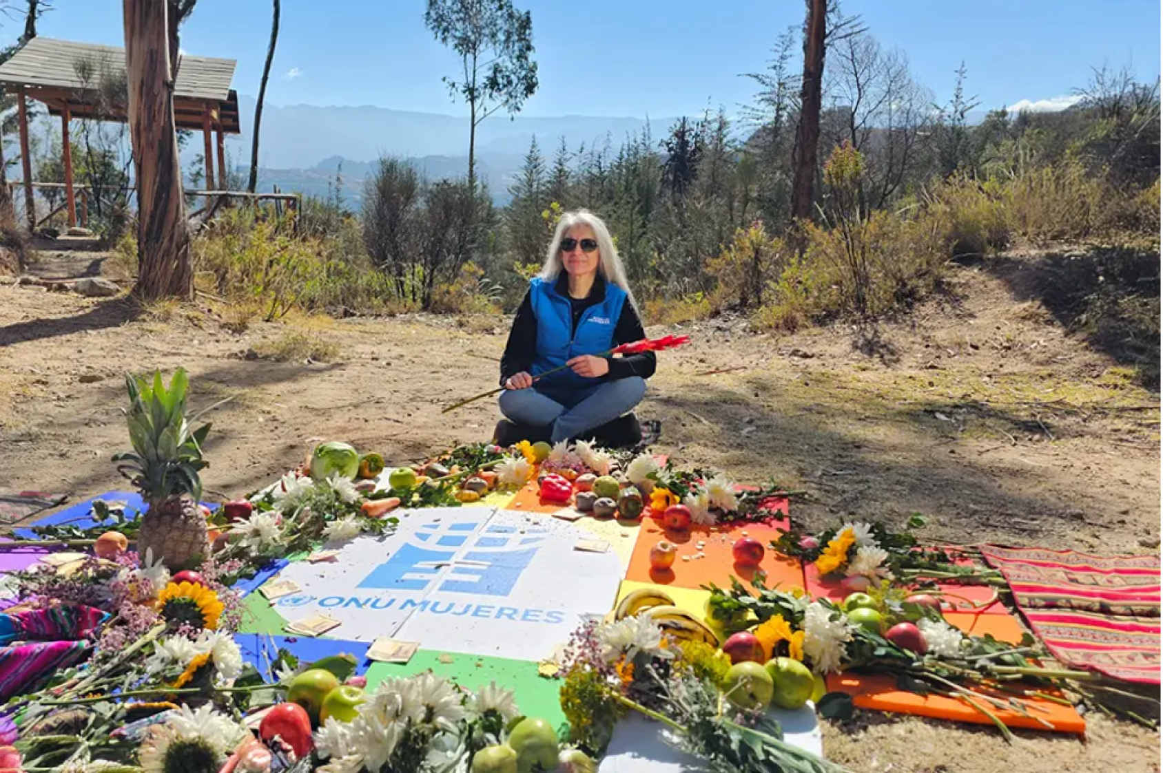 Nidya Pesántez surrounded by flowers