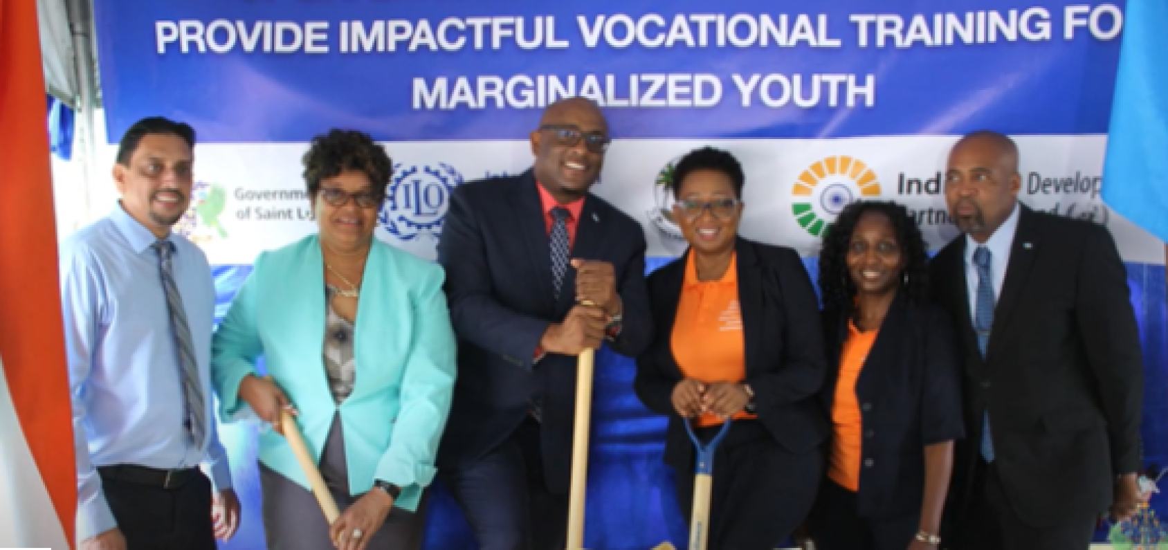 六位领导人（三男三女）站在一个活动标语之前