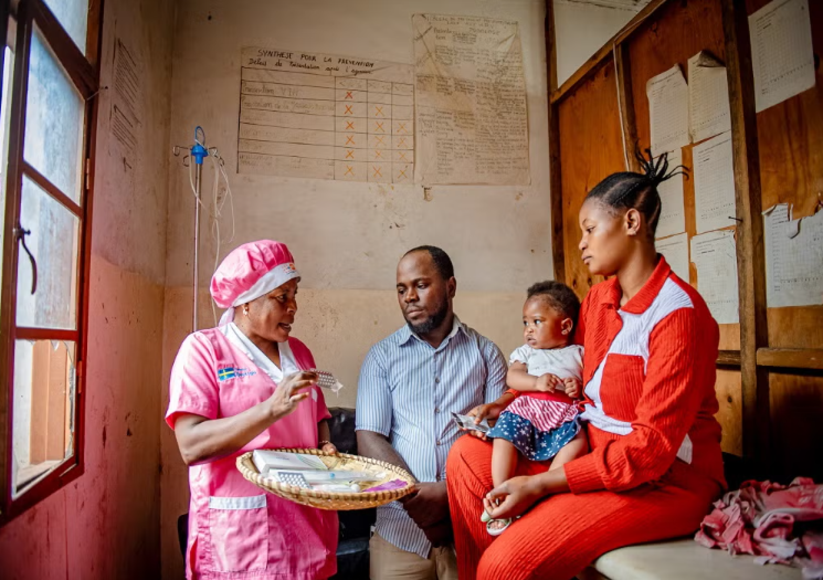 زوجان يزوران مركزًا صحيًا في مدينة غوما حيث يتلقّيان معلومات من قابلة مدعومة من صندوق الأمم المتحدة للسكان (UNFPA) حول تنظيم الأسرة. وقد قرّرا استخدام وسائل منع الحمل لضمان فترات آمنة بين كل حمل وآخر.