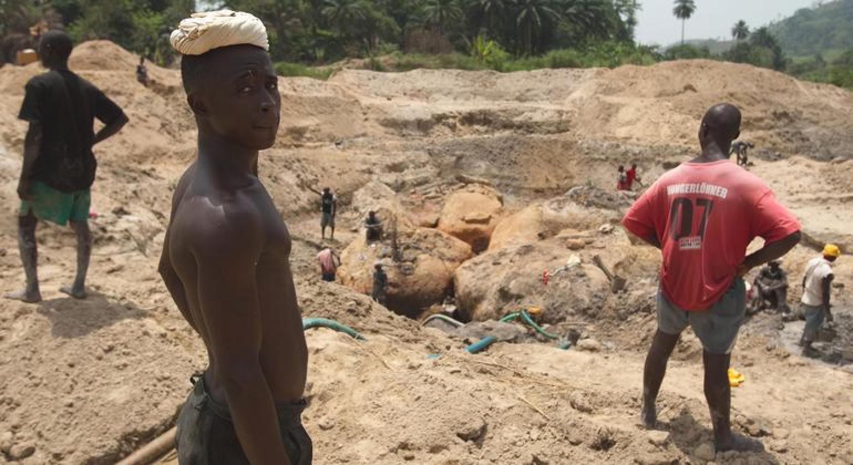 Jóvenes trabajando en lo que fue una mina de diamantes cerca de Koidu, Sierra Leona