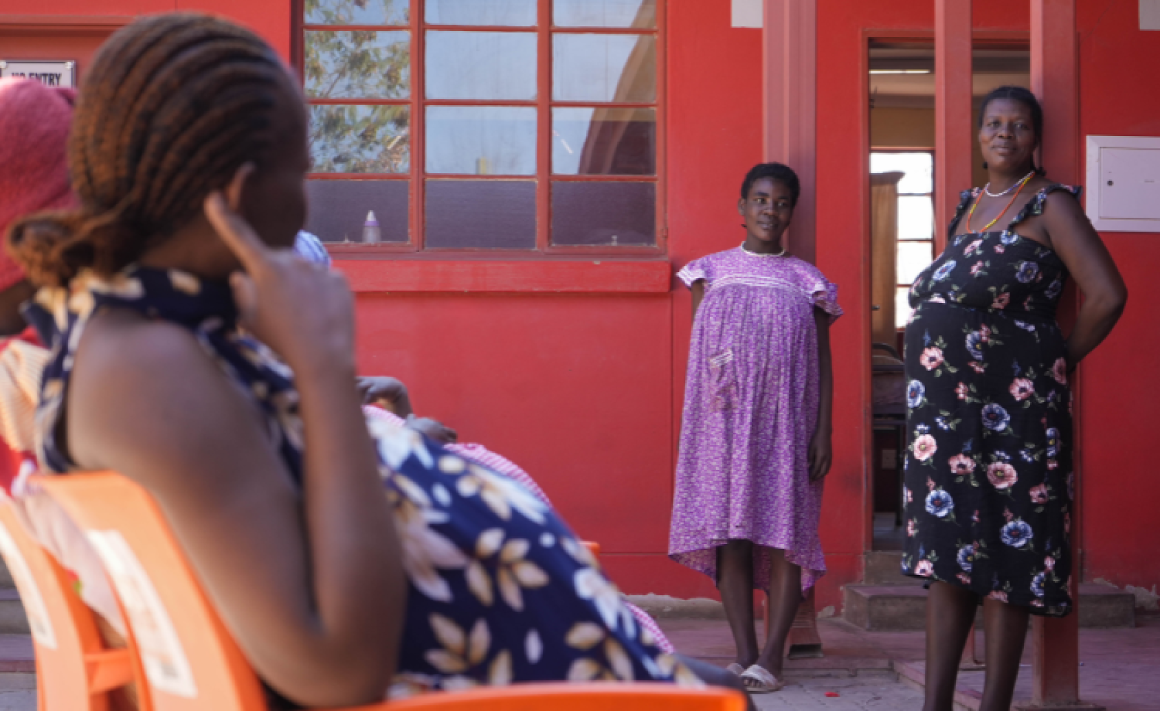 Женщины на территории предродильного отделения в Опуво, Намибия