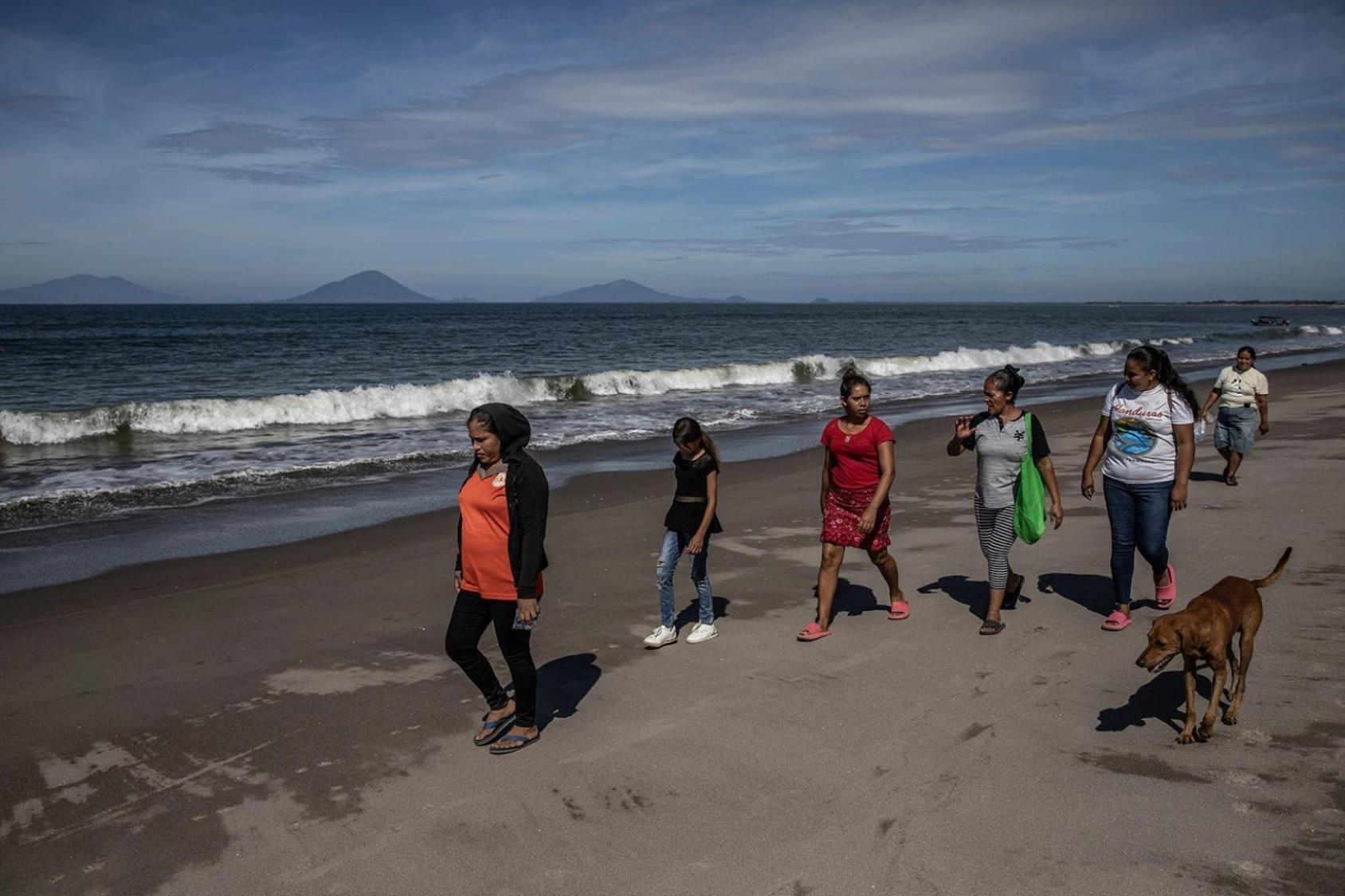 Mujeres caminando por la arena