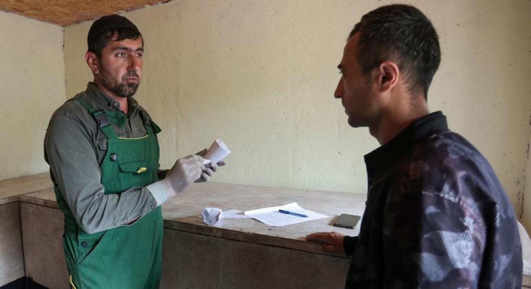 Двое мужчин разговаривают