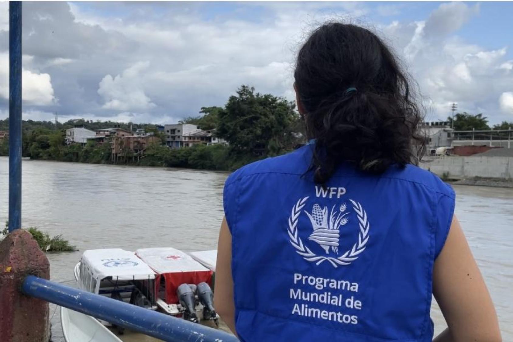 Mujer mirando el río desde un bote