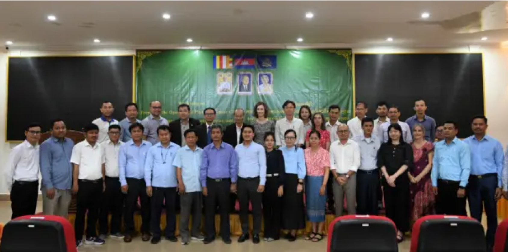 Dans le cadre de l’initiative pour le système éducatif intégrant le climat, les participants d’un atelier au Cambodge préparent des données éducatives pour les engagements climatiques nationaux (CDN 3.0) en mars 2025.