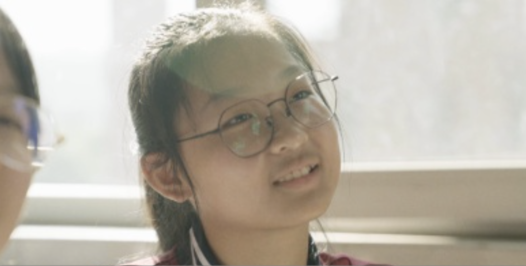 Девочка улыбается с надеждой