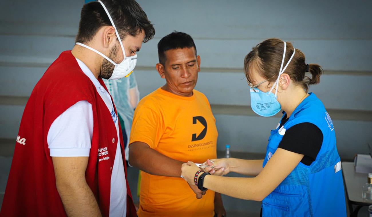 صورة لرجل فنزويلي يسجل اسمه ليتم نقله إلى ملجأ محلي.