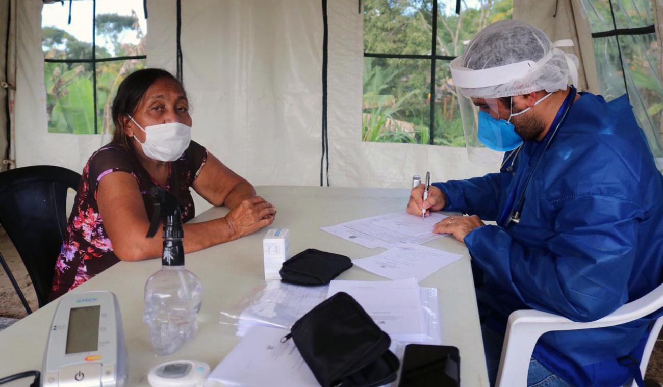 UN personnel conducts an intake for a woman.