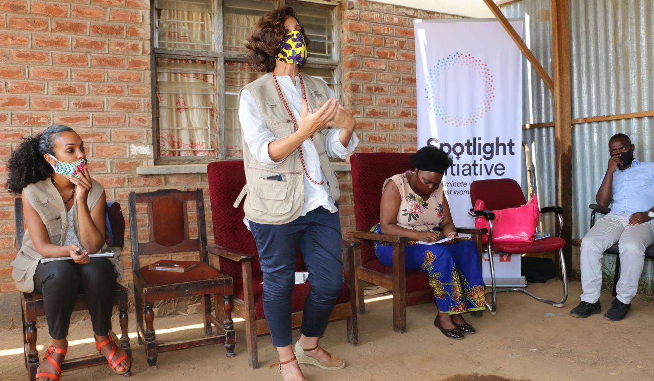 La Coordinadora Residente de Malawi, María José Torres, durante una reunión del consejo principal en Ntchisi.