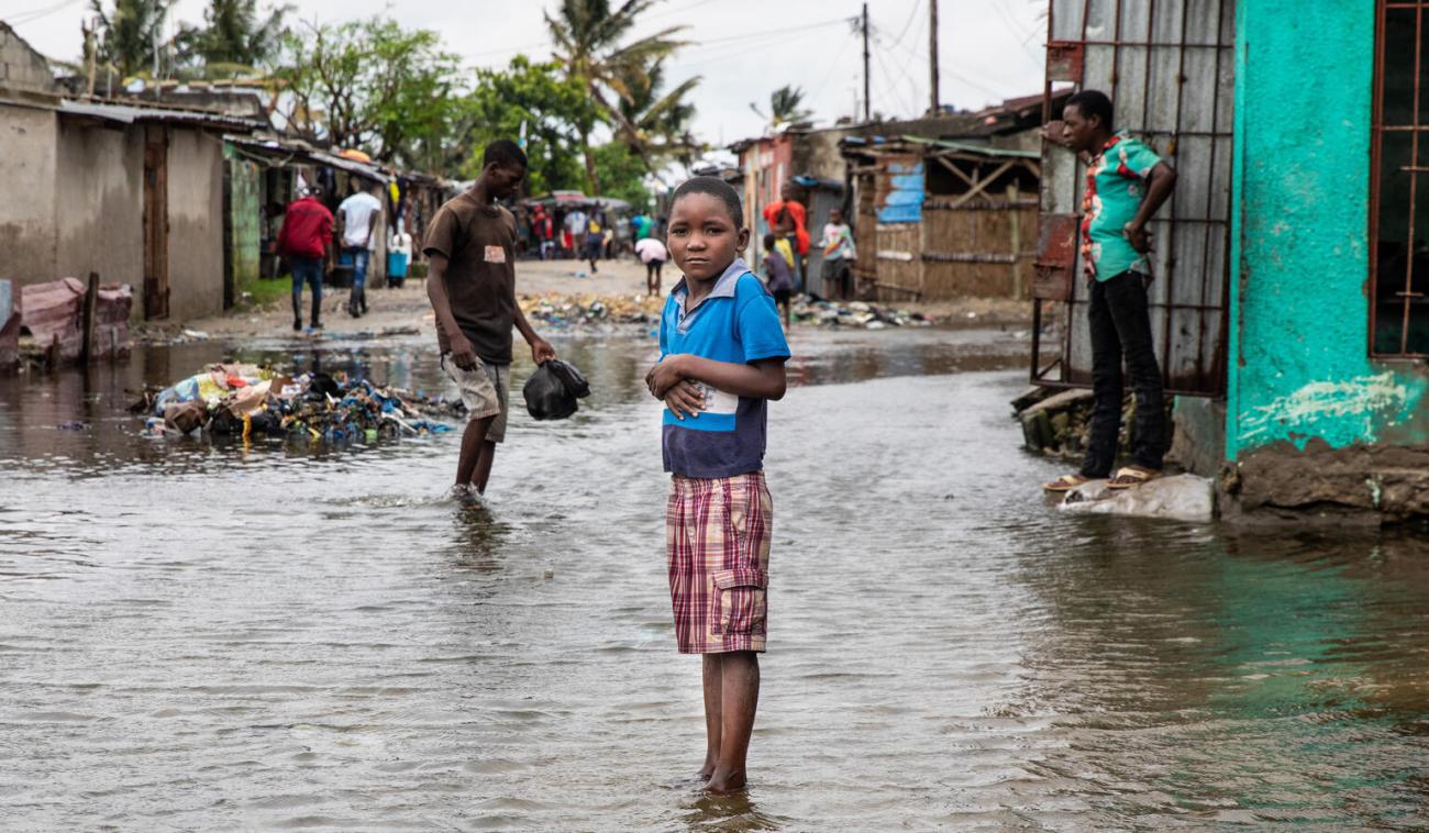 Una niña se encuentra en aguas crecientes en el barrio de Praia Nova en Beira, Mozambique.