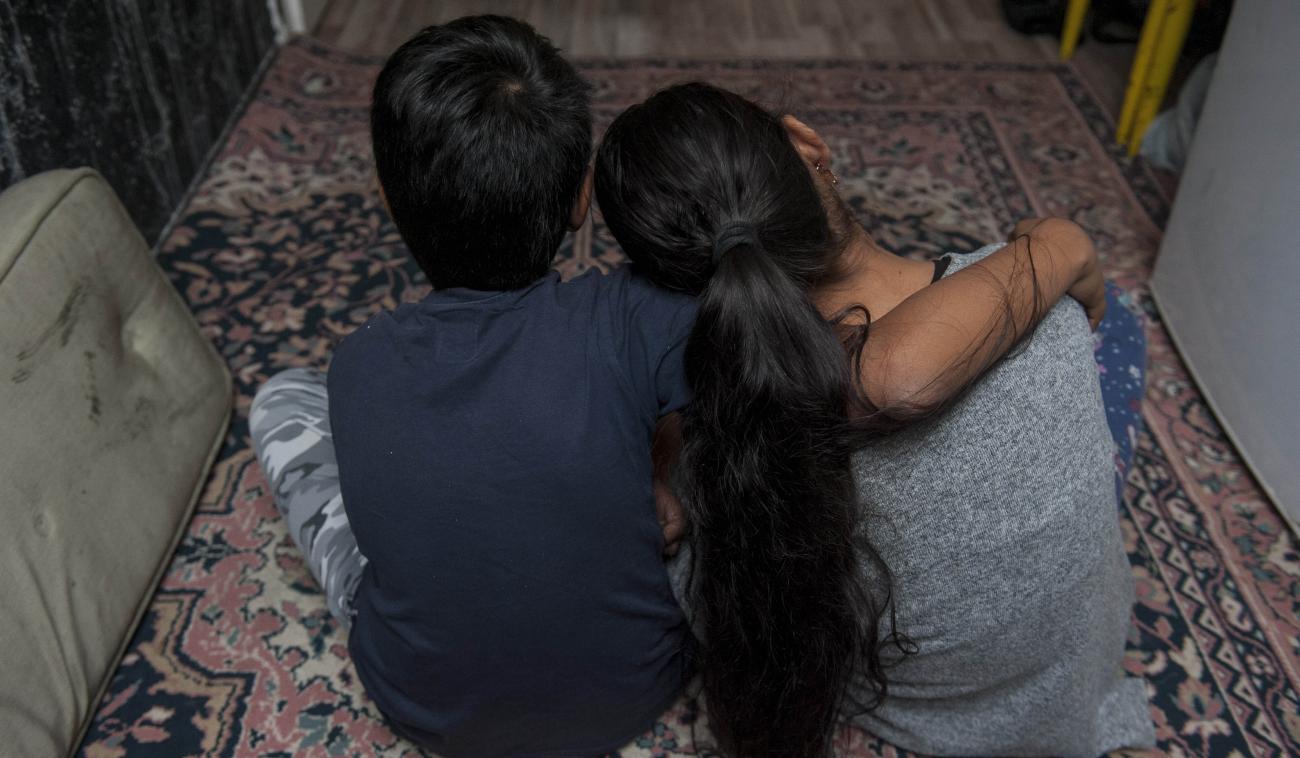 يجلس طفلان إلى جانب بعضهما.