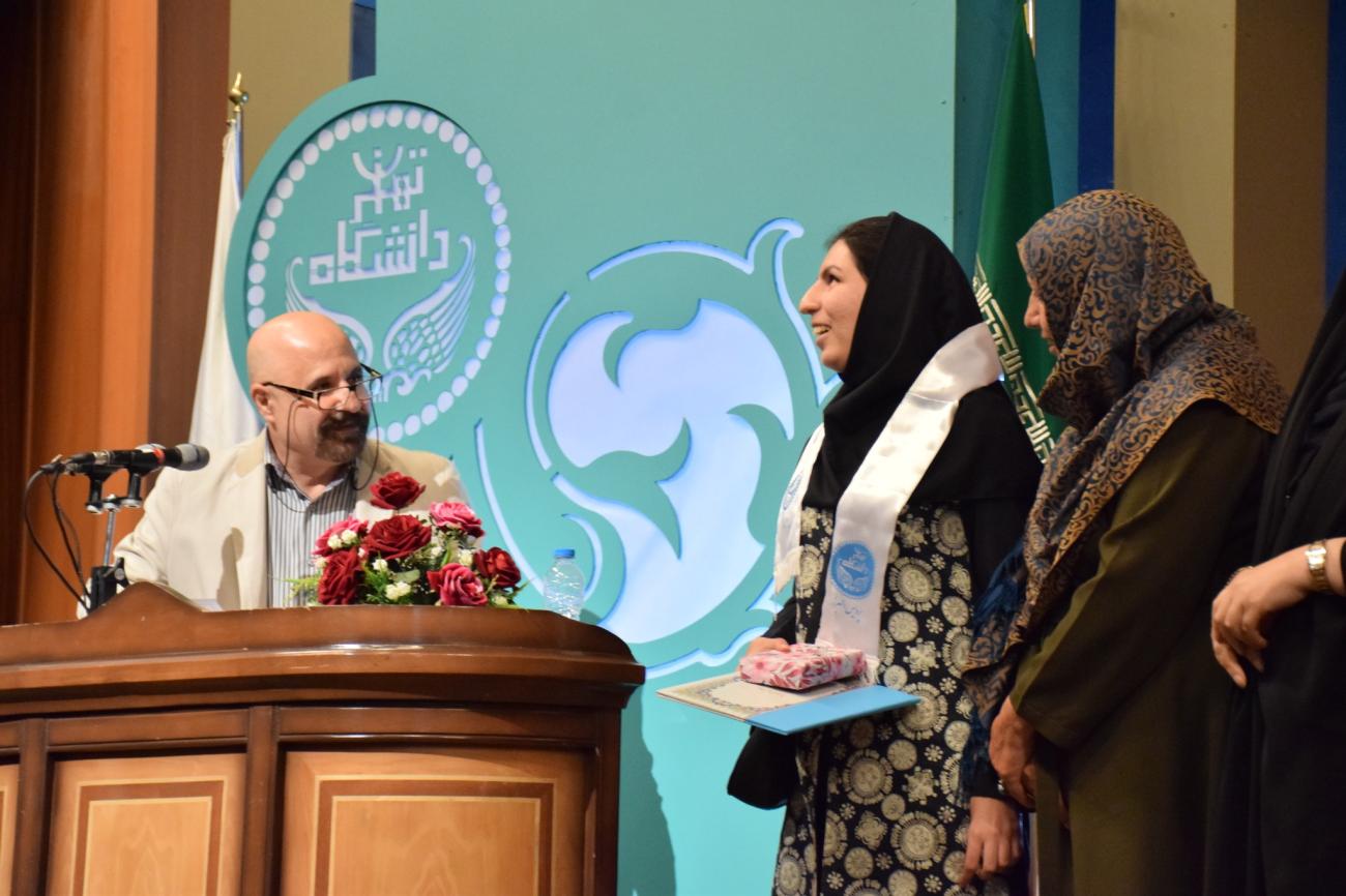 四个人站在一个讲台和一个绿色背景附近。