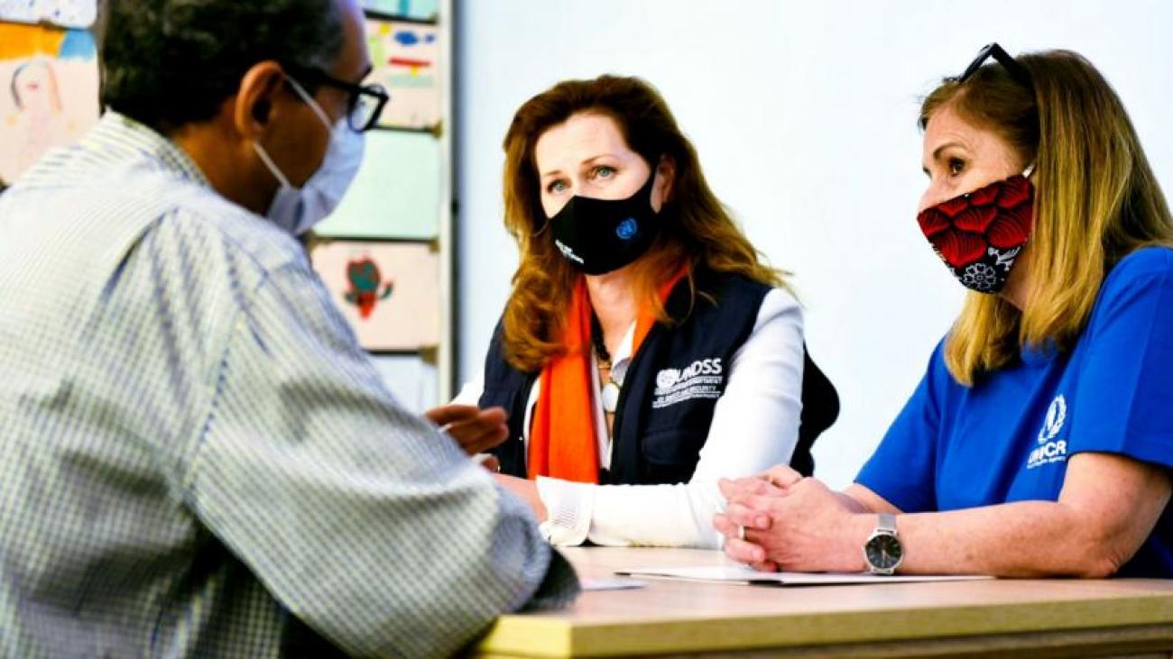  Ingrid Macdonald discute avec des demandeurs d'asile lors d’une visite au Centre d'accueil temporaire du canton d'Una-Sana avec le HCR (mai 2021).