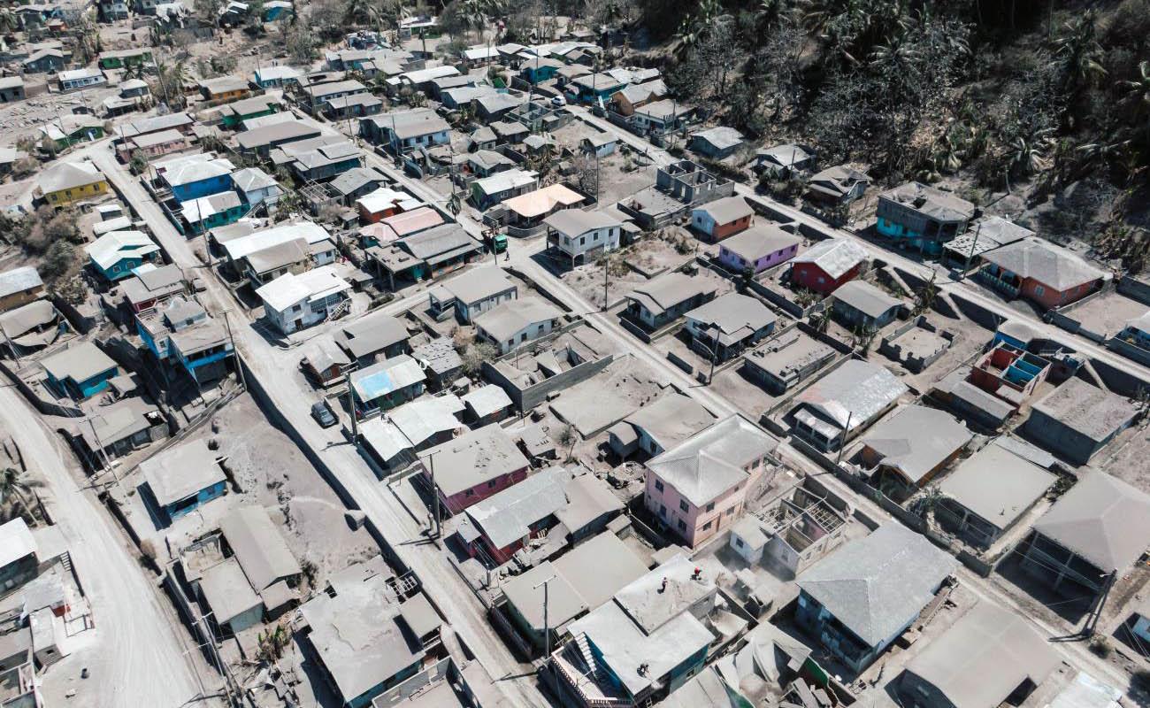 Las casas cubiertas de ceniza en San Vicente y las Granadinas.