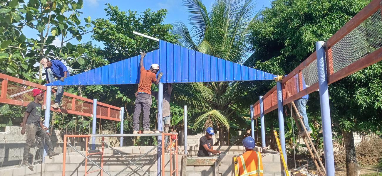 Se muestra a trabajadores de la construcción construyendo los cimientos de una nueva instalación.
