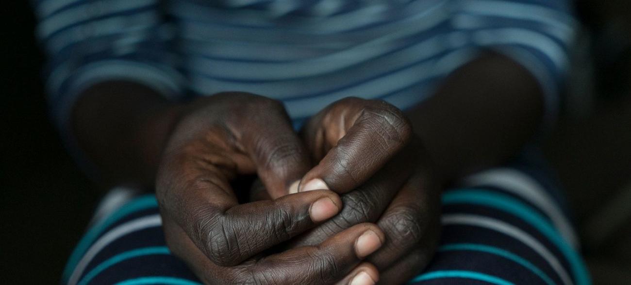 شخص يجلس بطريقة حزينة.