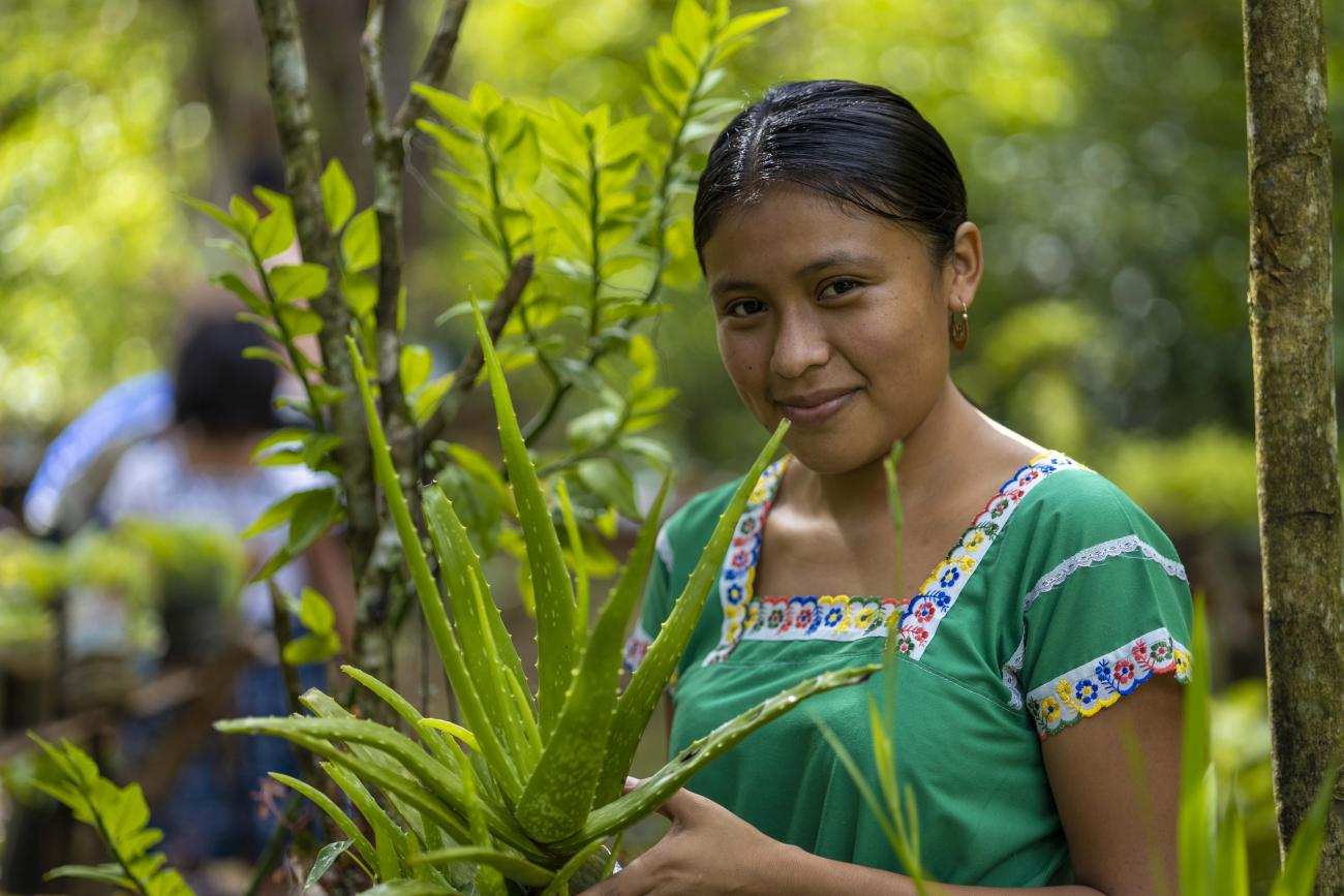 Una mujer joven en un jardín.