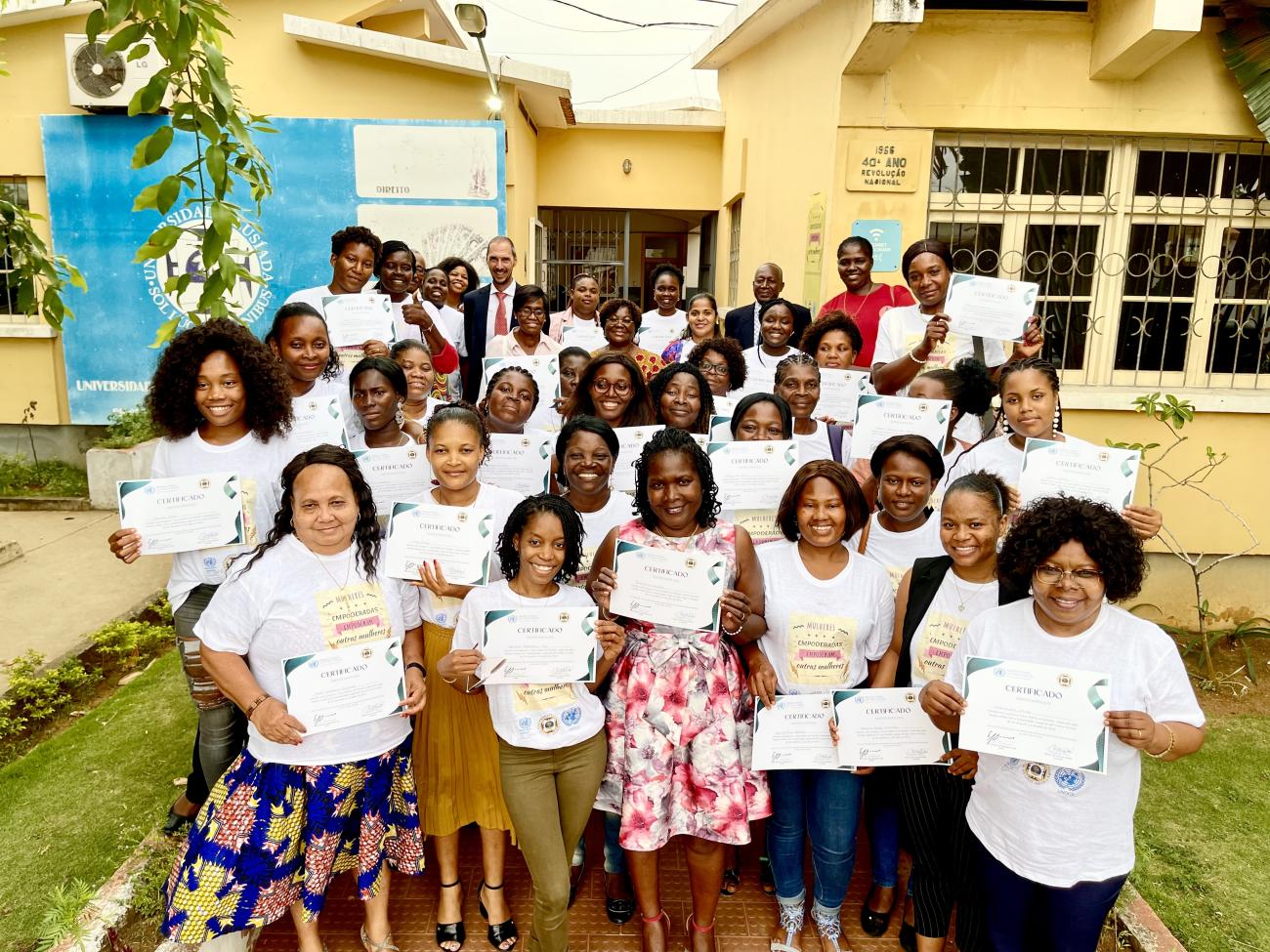 A Sao Tomé-et-Principe, un groupe de jeunes femmes vêtues pour la plupart d’un t-shirt blanc posent devant la caméra en souriant et en tenant entre les mains le certificat qu’elles ont chacune obtenue à l’issue de la formation "Les femmes en politique" soutenue par l’ONU. Au loin, en arrière-plan se tient Eric Overvest, le Coordonnateur résident de l’ONU à Sao Tomé-et-Principe.
