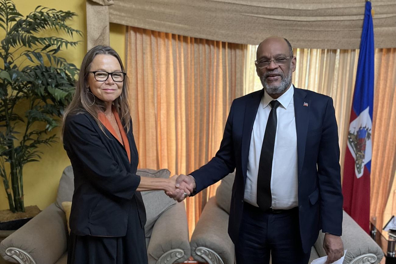 La nouvelle Représentante spéciale adjointe des Nations Unies en Haïti, Ulrika Richardson, et le Premier ministre haïtien, Ariel Henry, se serrent la main.